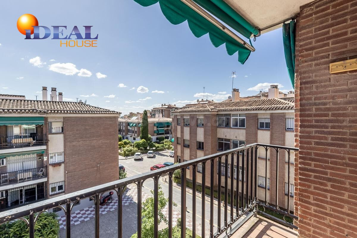 Traumatología (zona). Piso 4 dormitorios, 2 baños. Calefacción central. Plaza de aparcamiento y trastero.