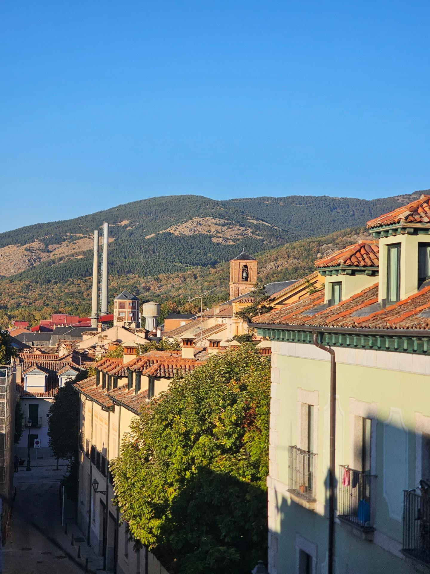 Tu refugio con encanto en el Corazón de La Granja de San Ildefonso. Luz, Montaña y esencia Rústica.