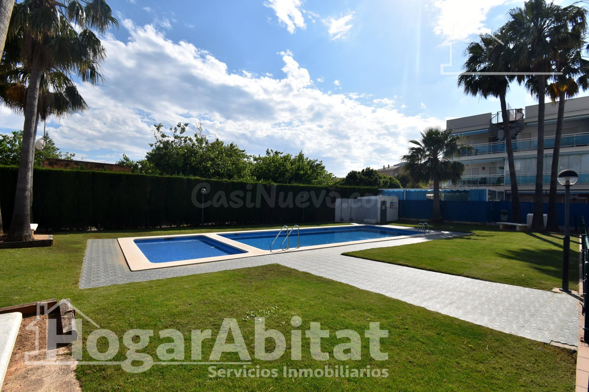 SEMINUEVO CON TERRAZA, PISCINA Y GARAJE CERCA DE LA PLAYA
