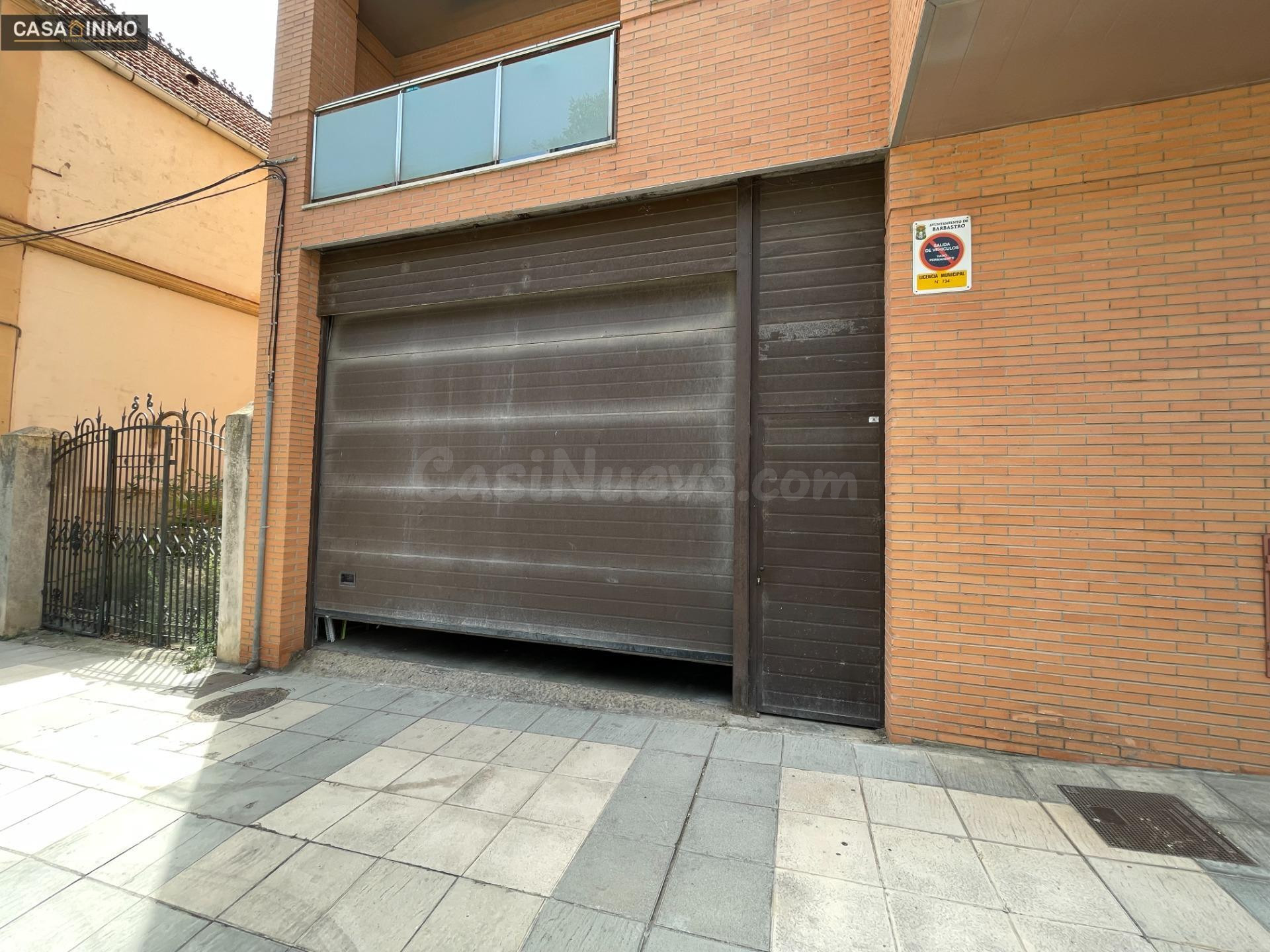Se vende local comercial de origen en Avda. Ejército Español en Barbastro.