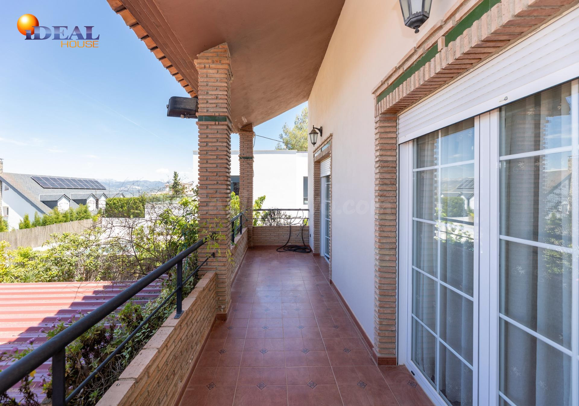Chalet independiente con piscina privada en Barrio de Monachil – Vistas espectaculares y gran parcela.