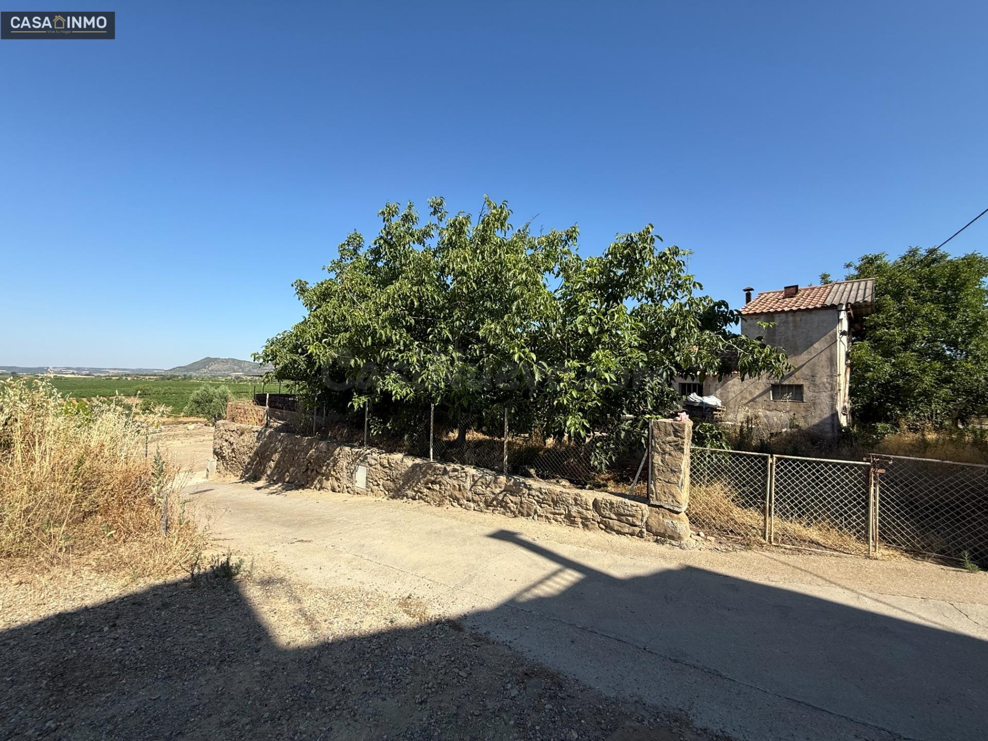Se vende antigua granja en suelo urbano en el pueblo de Salas Bajas.