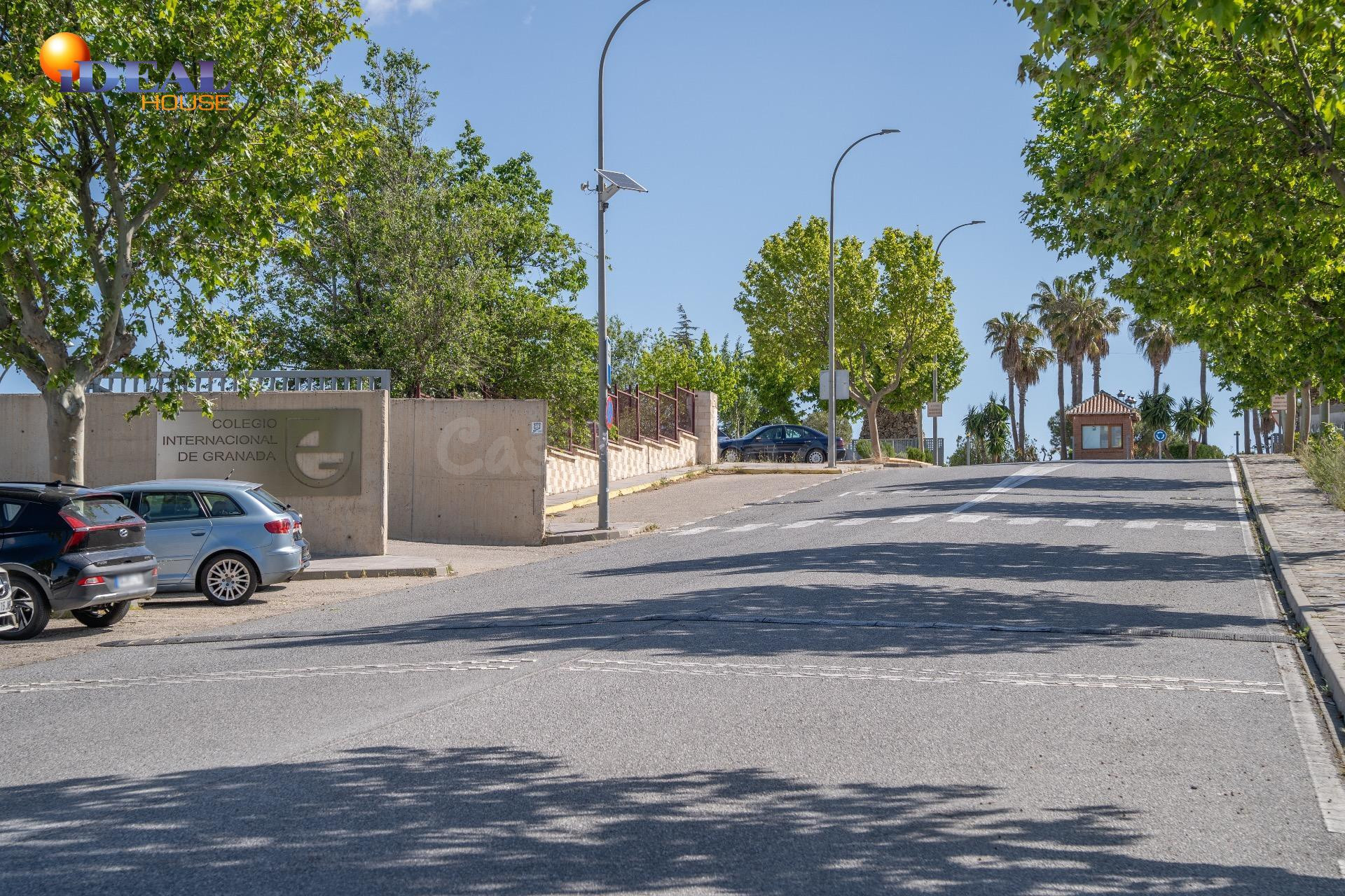 Oportunidad Única: Parcela en la Exclusiva Urbanización Cañadas del Parque - Dílar