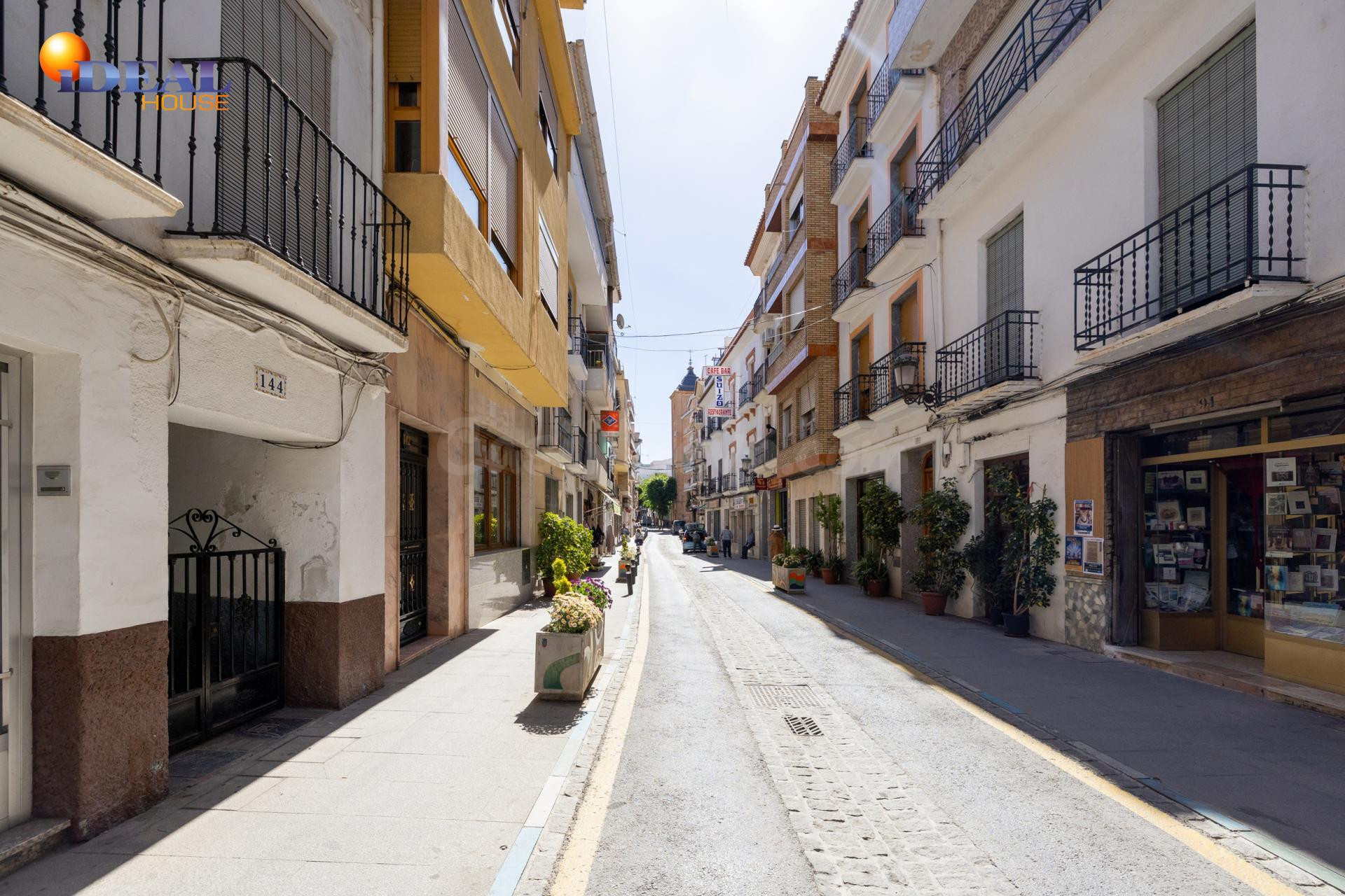Casa con bajo comercial, bodega y terraza en pleno corazón d