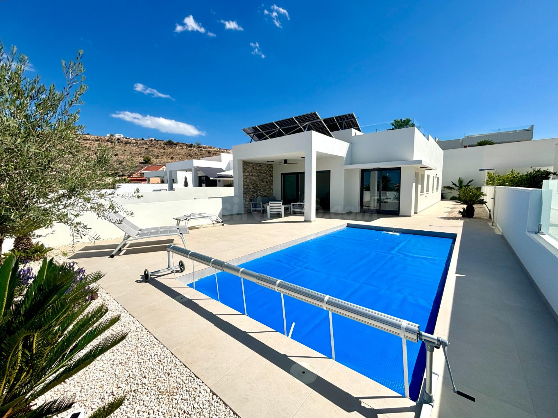 Villa de una planta con 3 dormitorios con piscina privada a la venta en Benijófar