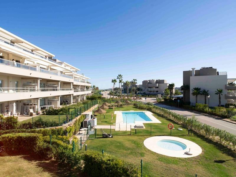 Vive junto al golf: amplio piso con terraza de 24 m2 y piscina comunitaria.