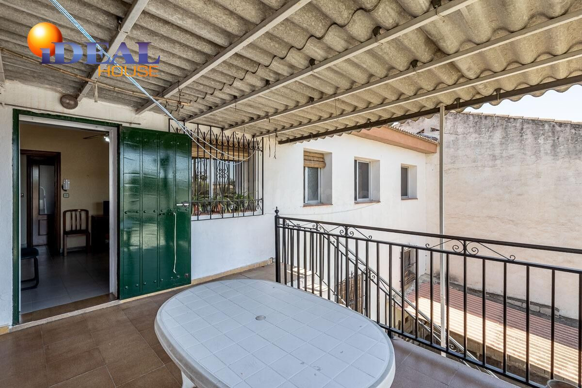 * Gran casa en una sola planta con bajo de 130 m2 y solar de 320 m2 en Láchar.
