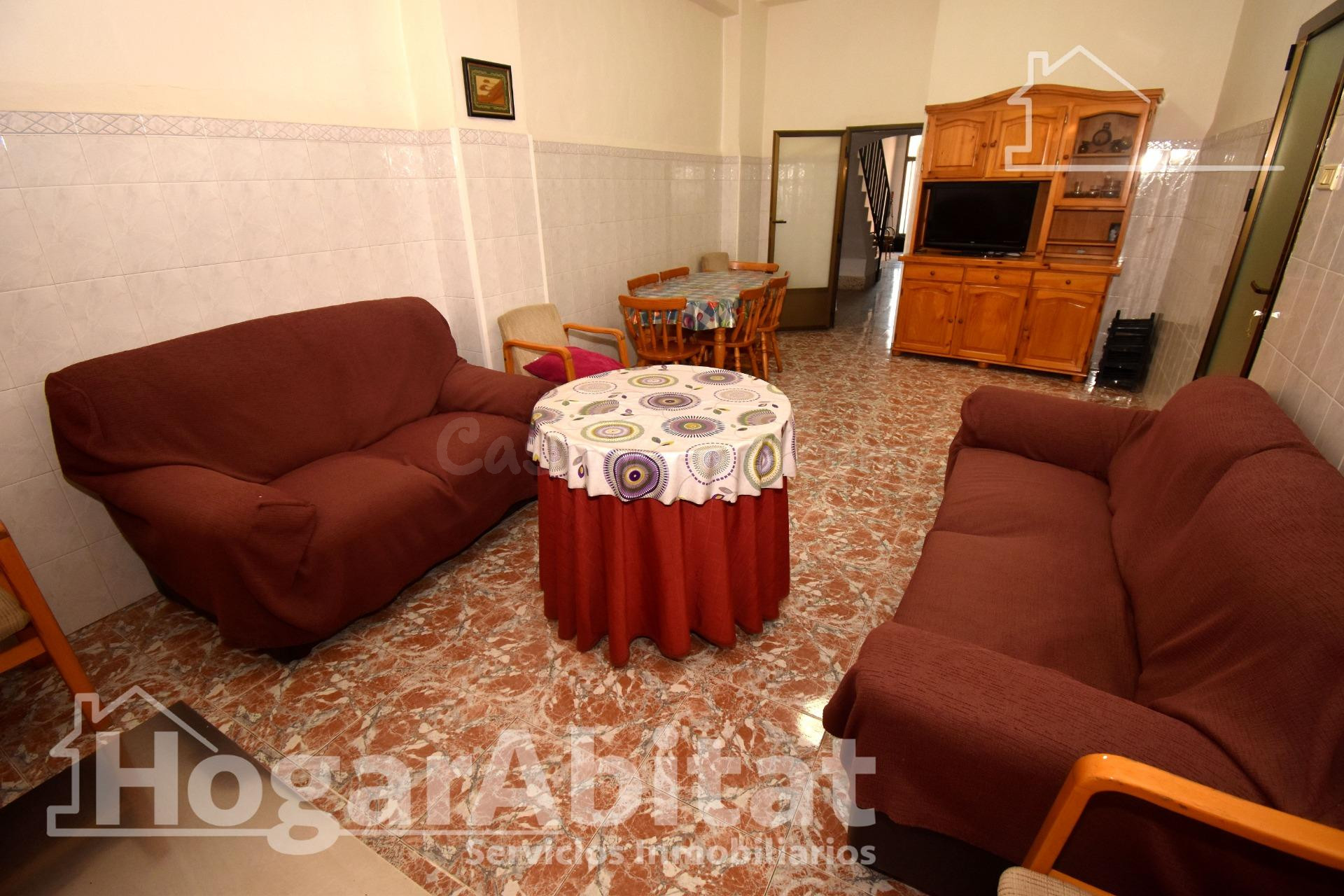 MAGNÍFICA CASA LUMINOSA CON GARAJE Y DOS TERRAZAS, TODA AMUEBLADA