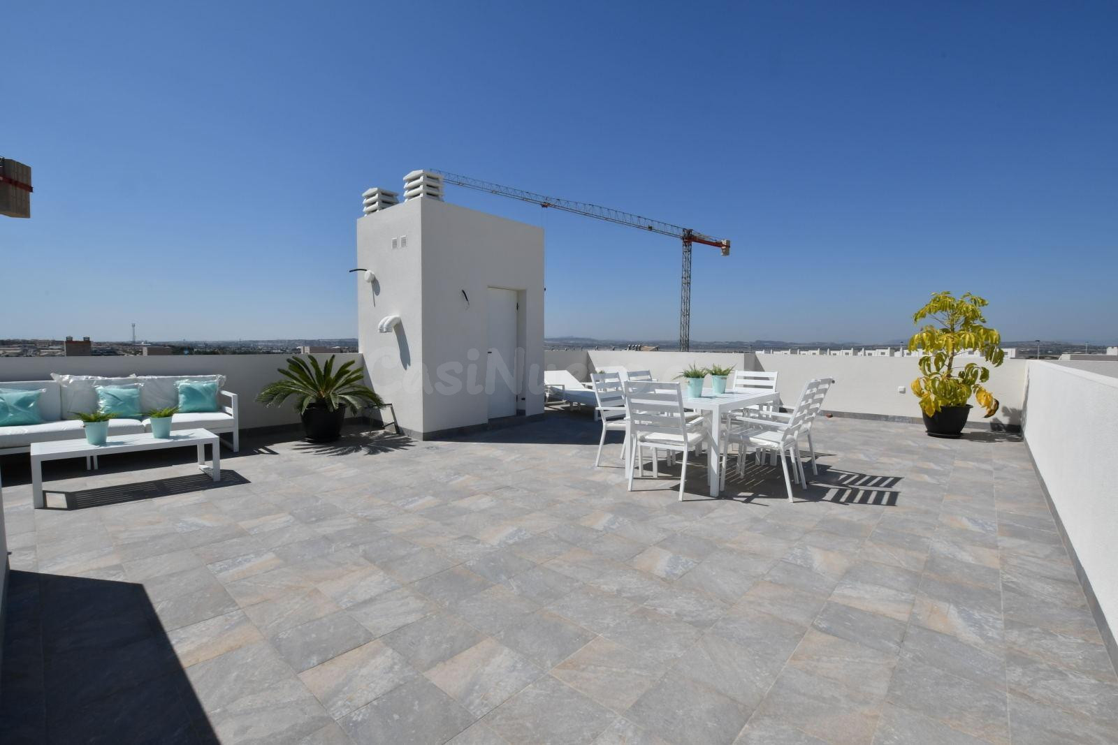 Bungalow de planta alta con solarium privado de 2 dormitorios a la venta en San Miguel de Salinas