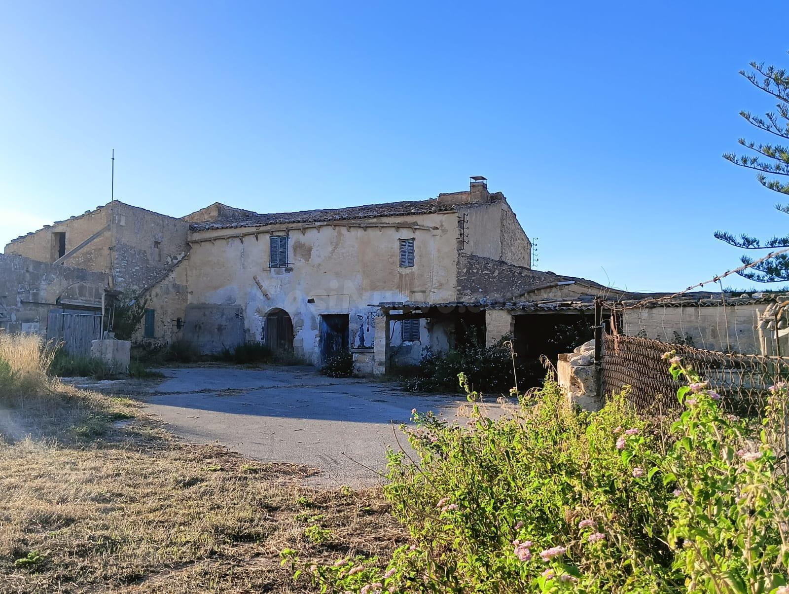 Finca Histórica de 46.437 m2:  y con una construcción de 973m2 . Exclusivo en Manacor 101CP1287