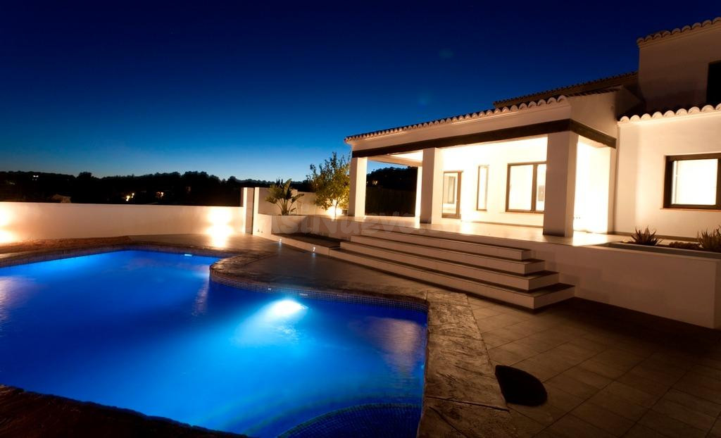 Villa de 4 dormitorios de estilo mediterráneo con vistas al mar en venta en Moraira