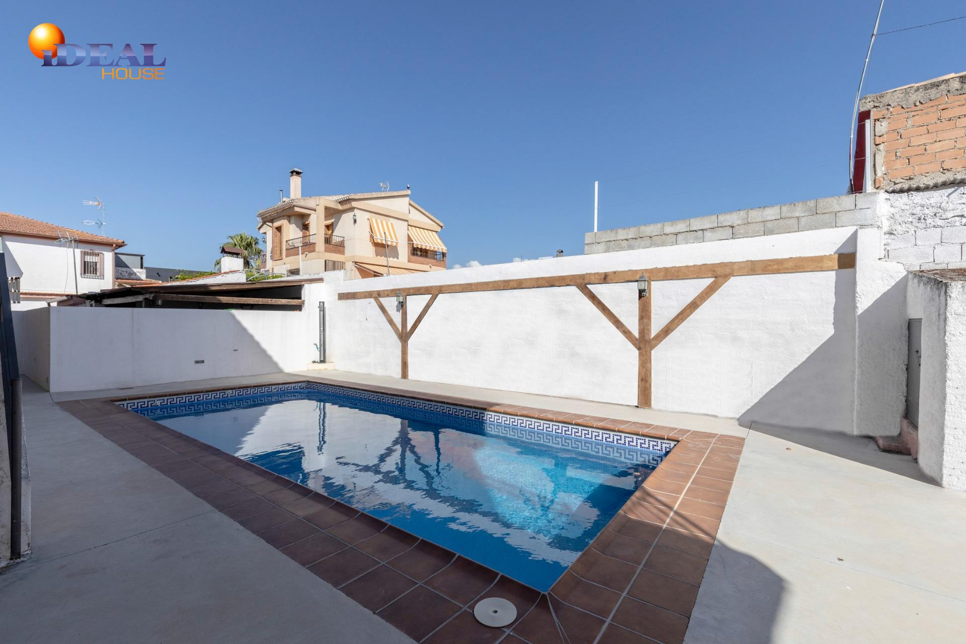 MAGNIFICA UNIFAMILIAR ADOSADA DE 4 PLANTAS EN LOMA LINDA CON PISCINA COMUNITARIA