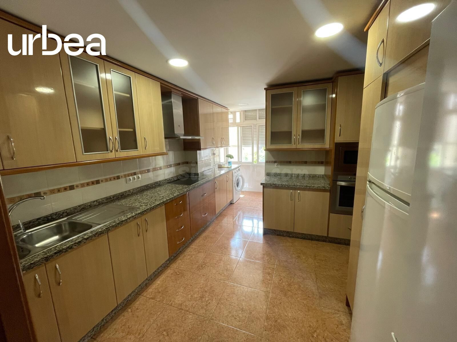Piso de 107 m2 con 3 dormitorios en Parque Mediterráneo–Los Guindos, a pocos metros de la playa y con gran luminosidad.