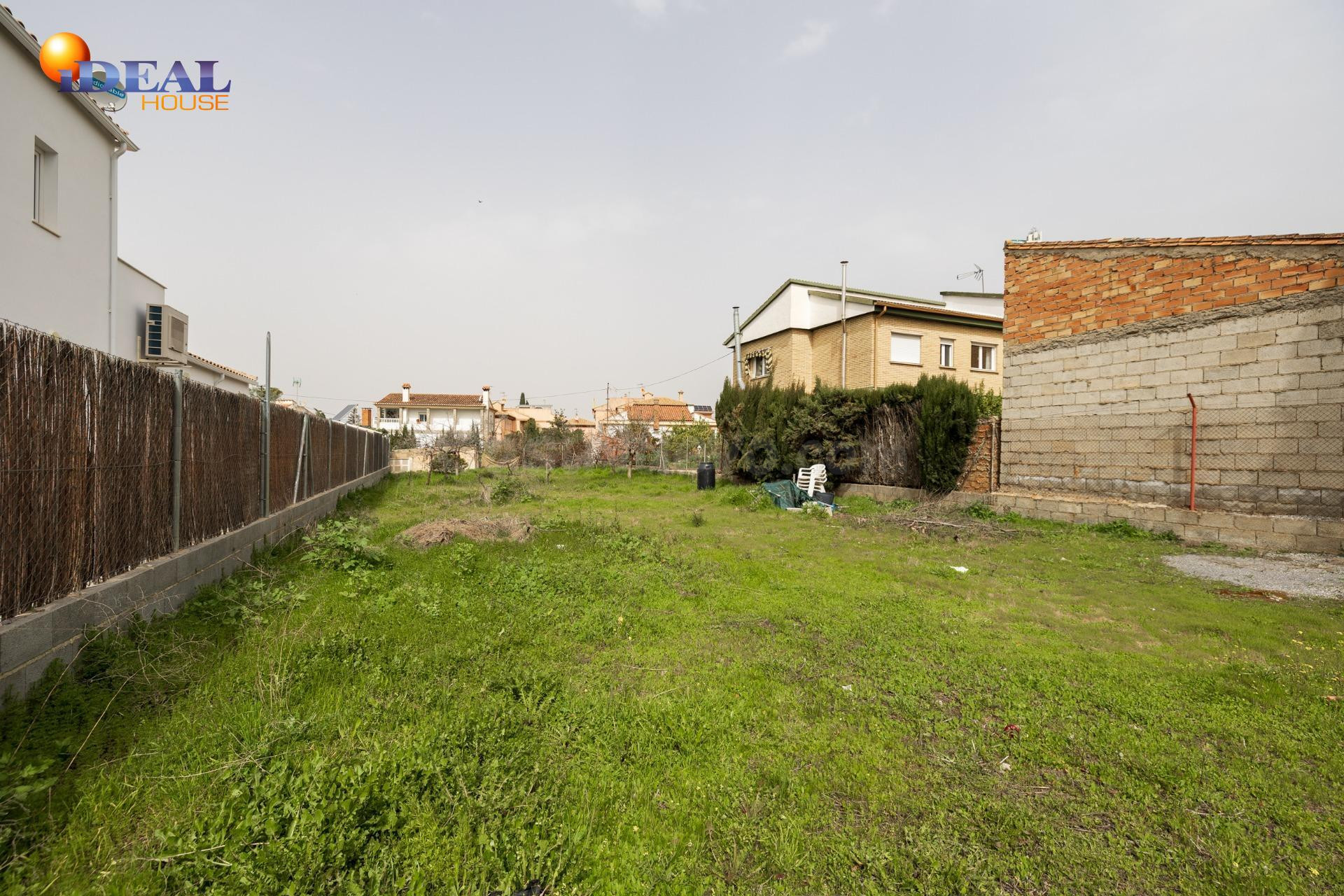Solar urbano para construir tu chalet en la entrada de Cájar, frente Mercadona