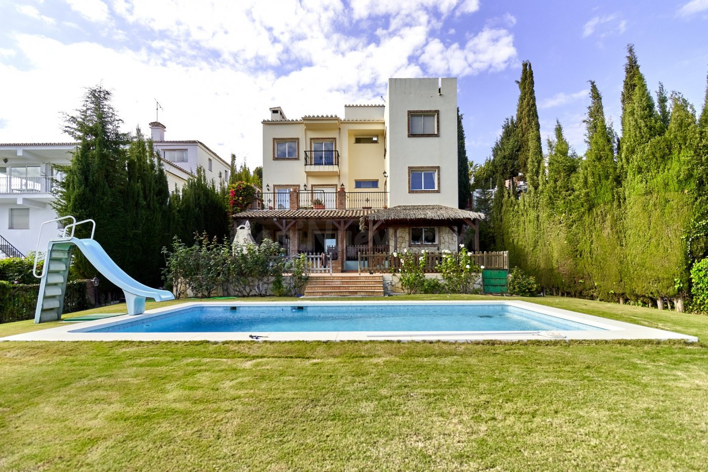 IMPRESIONANTE CHALET INDEPENDIENTE de 5 Dormitorios 4 Baños en Campo Mijas