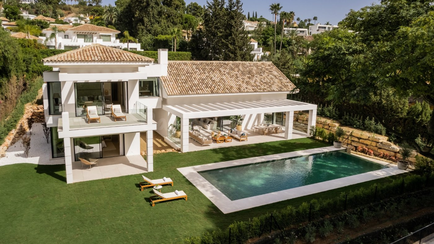 Villa de 5 dormitorios y 6 baños localizada en El Paraiso, Estepona