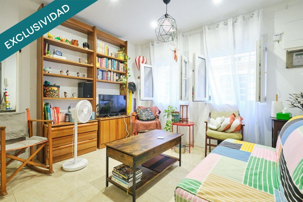 Local adaptado como vivienda en venta en una calle tranquila del barrio de Poble sec.
