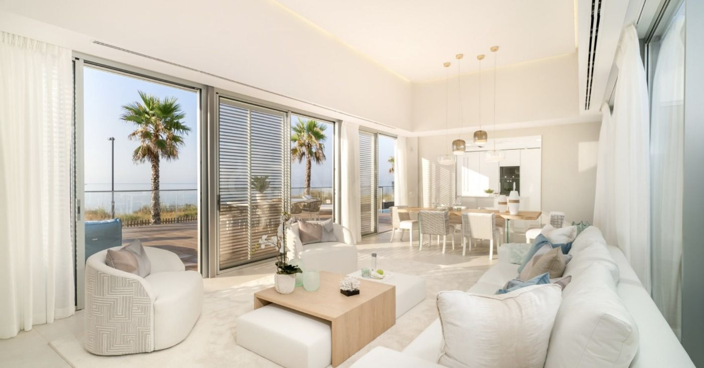 Villa de 4 dormitorios, 3 baños al pié de Espectacular Playa de Estepona. Obra Nueva