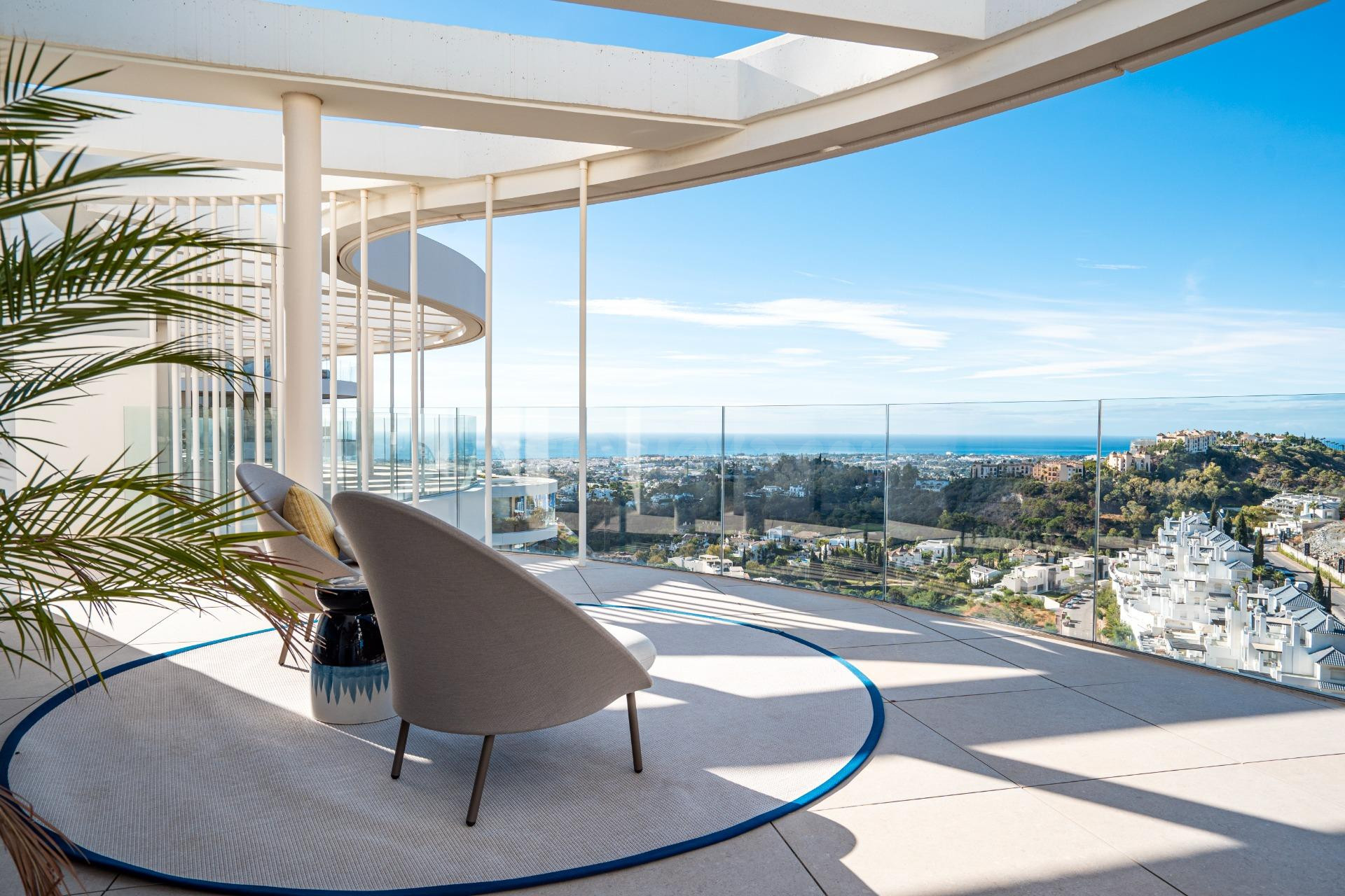 Espectacular Ático de Lujo con solarium, piscina privada y vistas al mar. 4 dormitorios y 4 baños. Benahavis