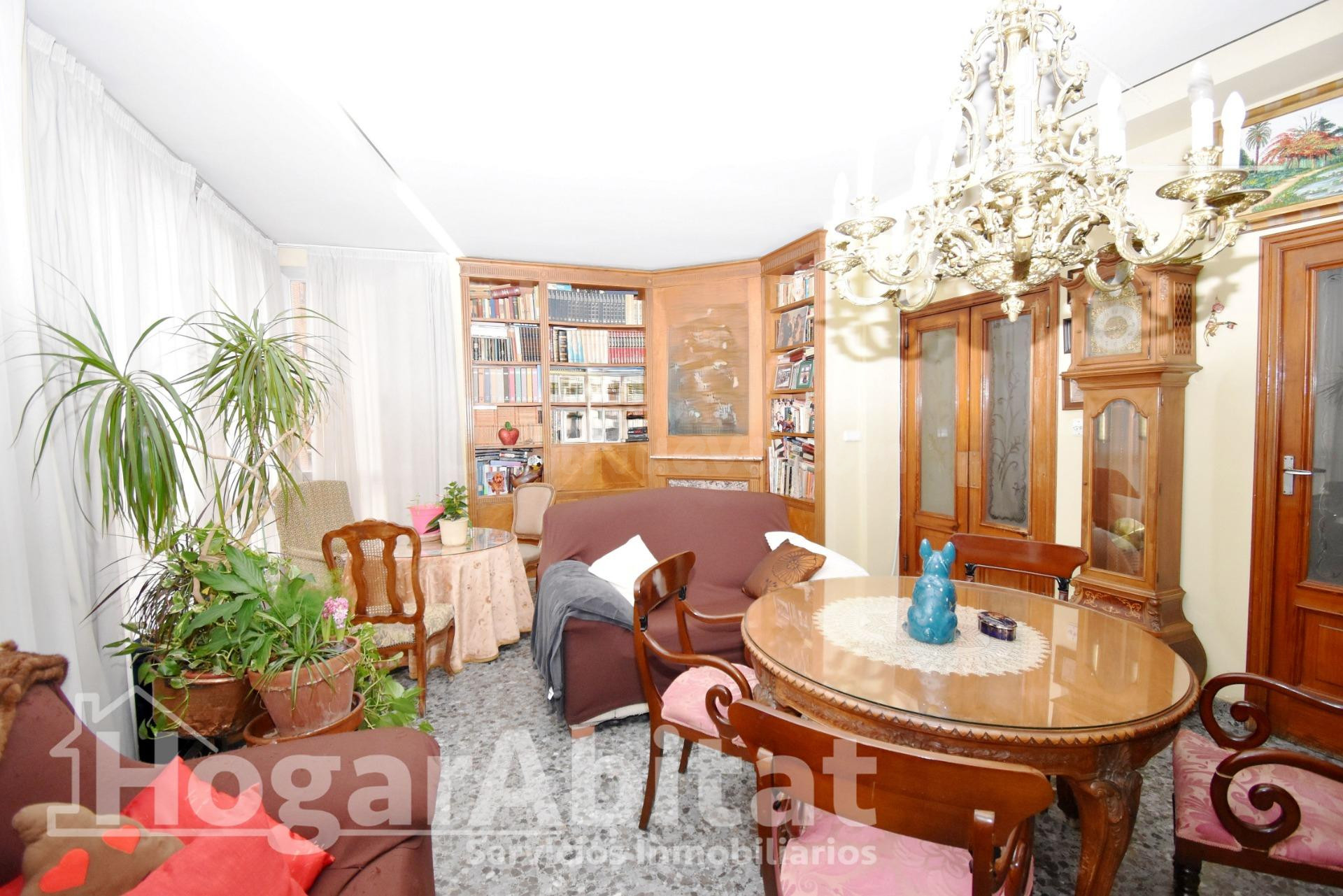 CASA SEMIREFORMADA CON GARAJE Y DOS TERRAZAS, EN EL CENTRO