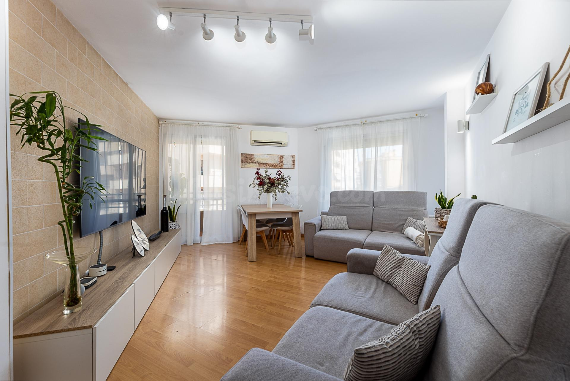 PISO DE 3 habitaciones CON BALCÓN DE ESTILO MODERNO EN SANTA CATALINA.