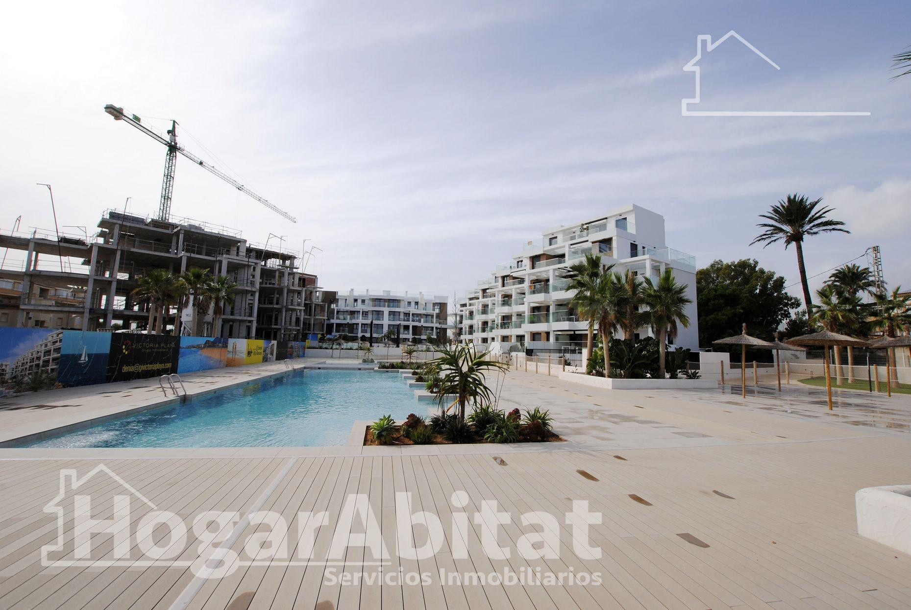 ¡A ESTRENAR, PRIMERA LÍNEA DE PLAYA! LUMINOSO EXTERIOR CON PISCINA Y TERRAZA