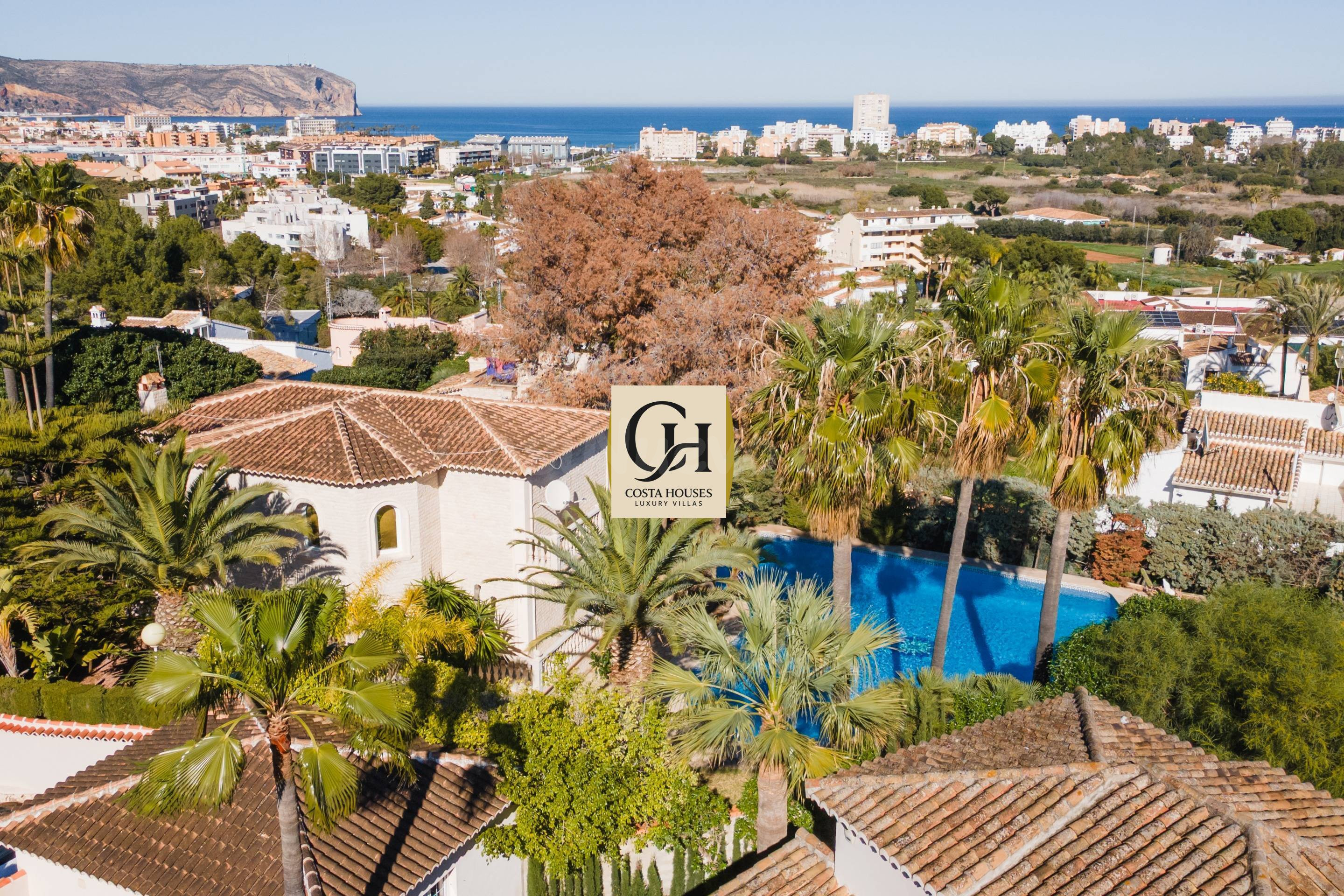 VILLA EXCLUSIVA EN JÁVEA: VISTAS AL MAR Y A 5 MINUTOS DE LA PLAYA DEL ARENAL