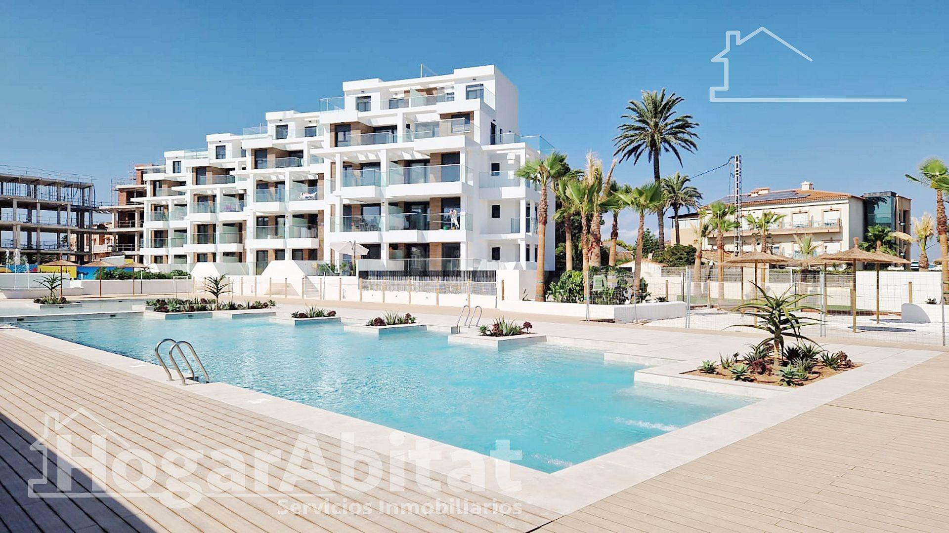 ¡PRIMERA LÍNEA DE PLAYA, A ESTRENAR! EXTERIOR EN RESIDENCIAL CON PISCINA Y TERRAZA