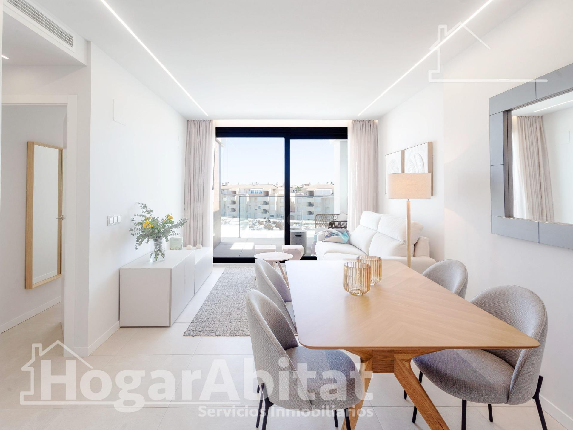 ¡PRIMERA LÍNEA DE PLAYA, A ESTRENAR! EXTERIOR EN RESIDENCIAL CON PISCINA Y TERRAZA