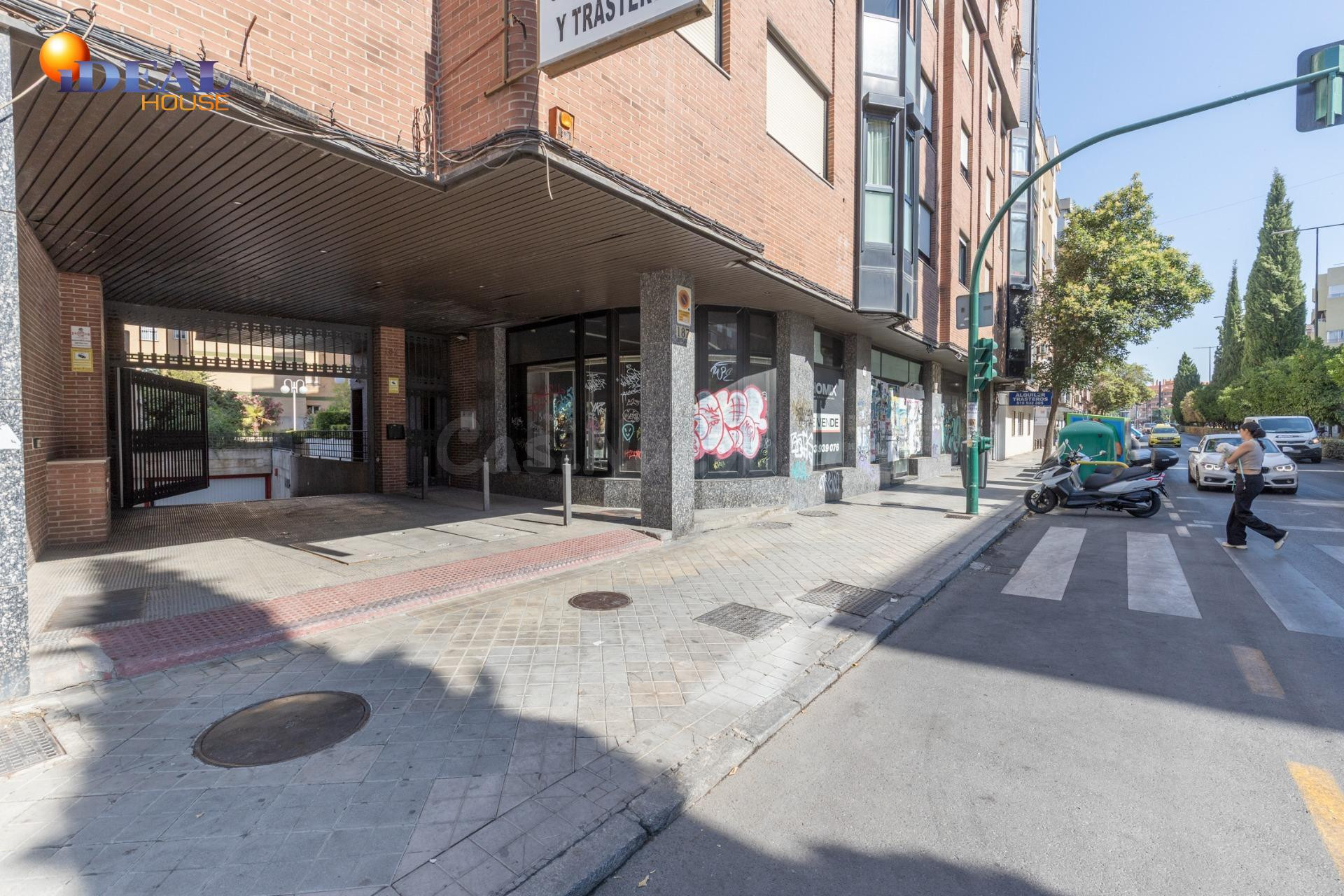 IDEAL INVERSORES!!! 35 PLAZAS DE APARCAMIENTO Y 5 TRASTEROS, TODO ALQUILADO