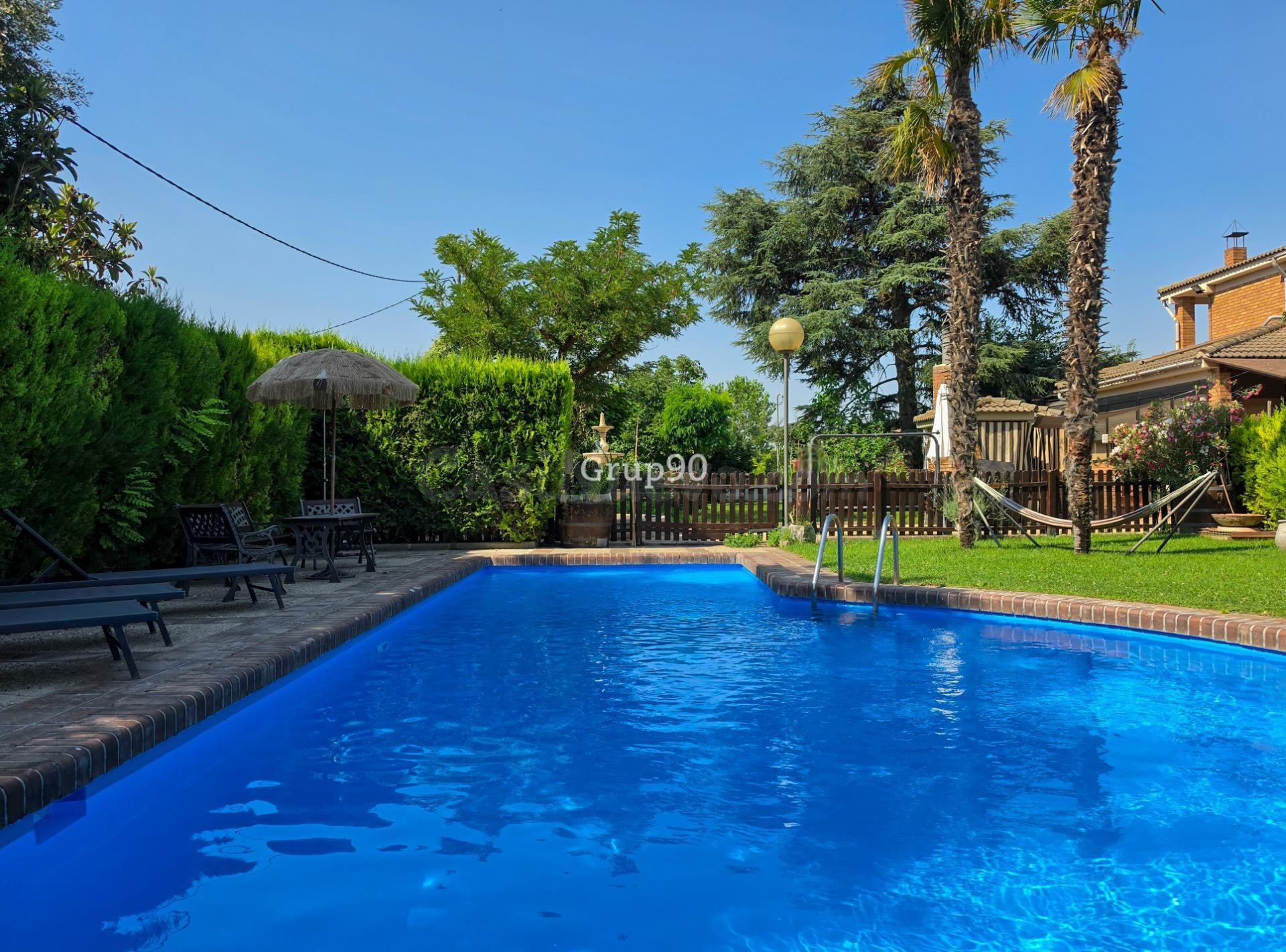 EXCLUSIVO CHALET INDEPENDIENTE CON PISCINA Y AMPLIA PARCELA  - foto 4