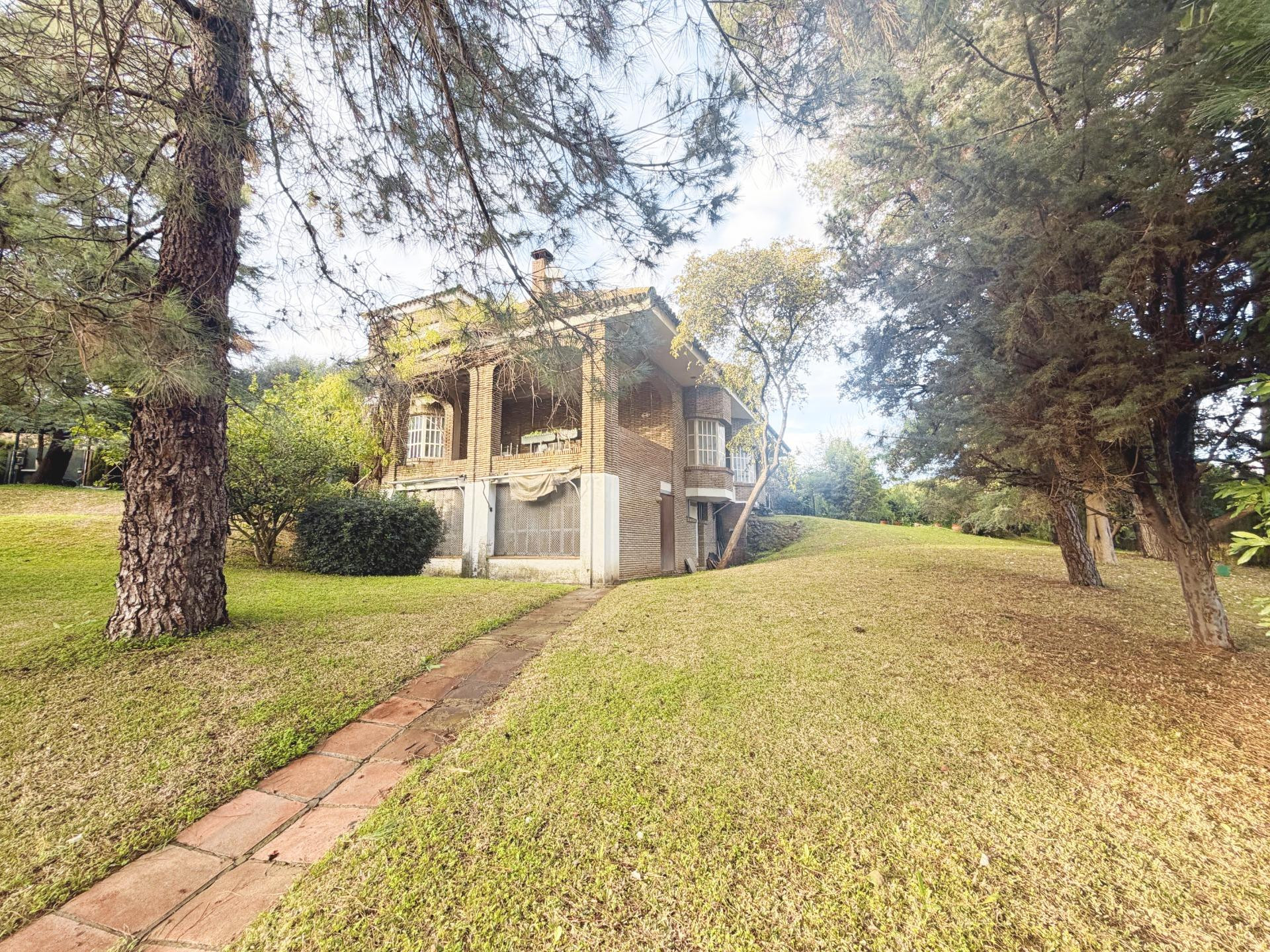 Vive rodeado de espacio: chalet con gran parcela y múltiples posibilidades