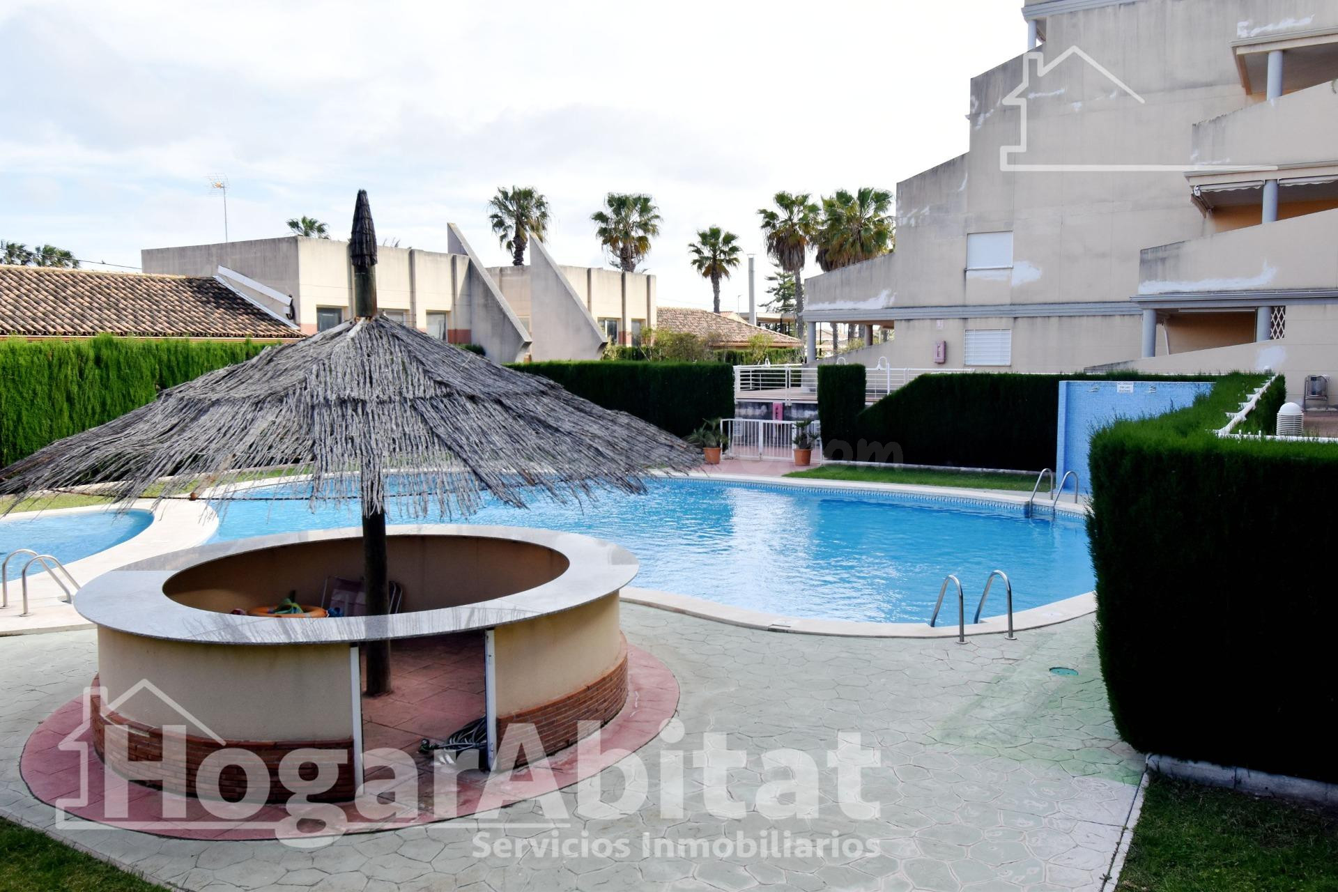PRECIOSO ADOSADO CON 4 TERRAZAS, PISCINA Y GARAJE CERCA DE LA PLAYA