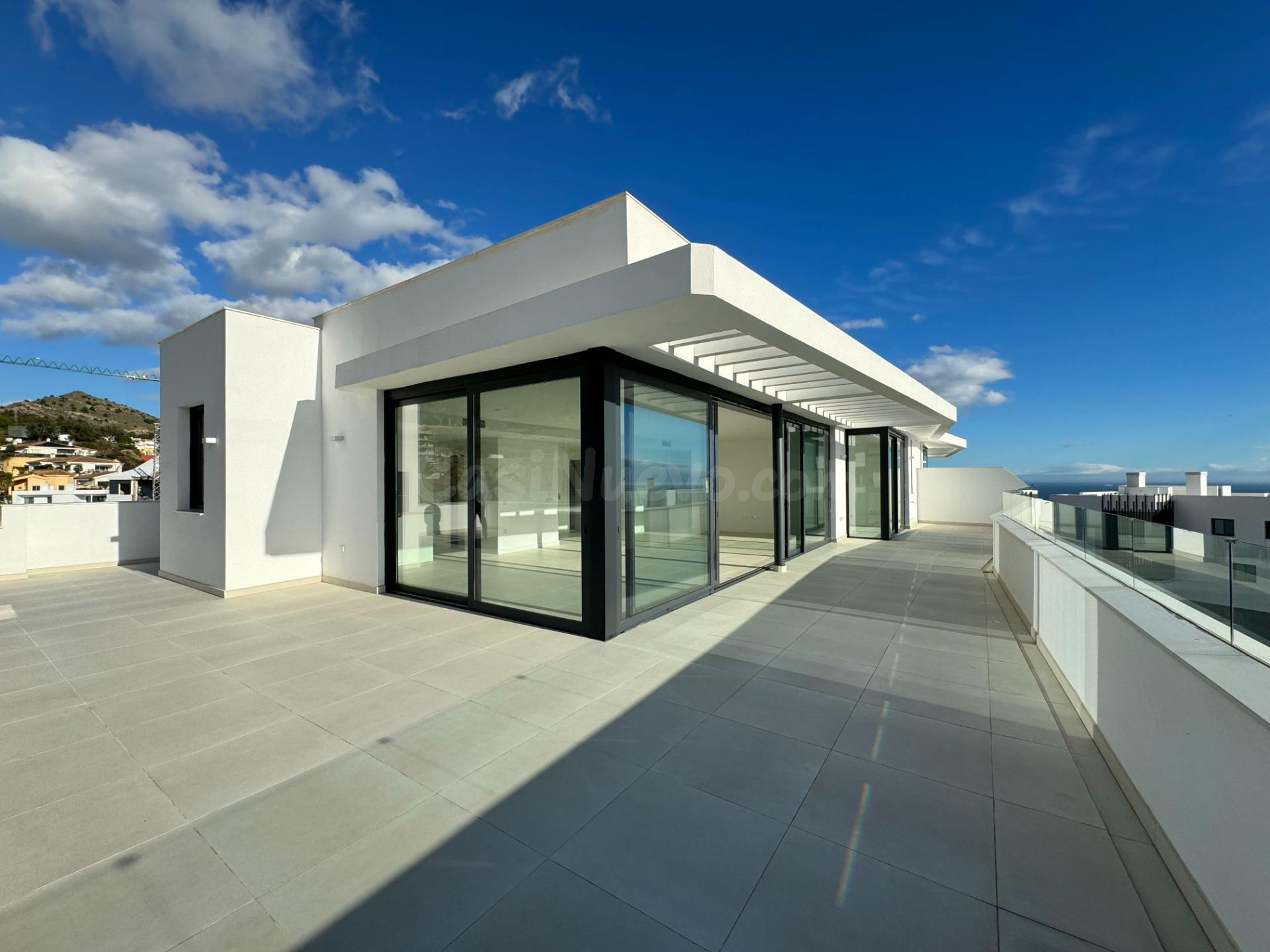 Ático de lujo de 3 dormitorios y 2 baños con vistas al mar. El Higuerón, Fuengirola