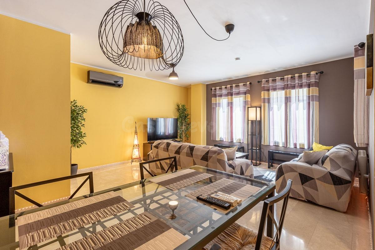 Piso en Monachil con 2 habitaciones y 2 baños y terraza comunitaria.