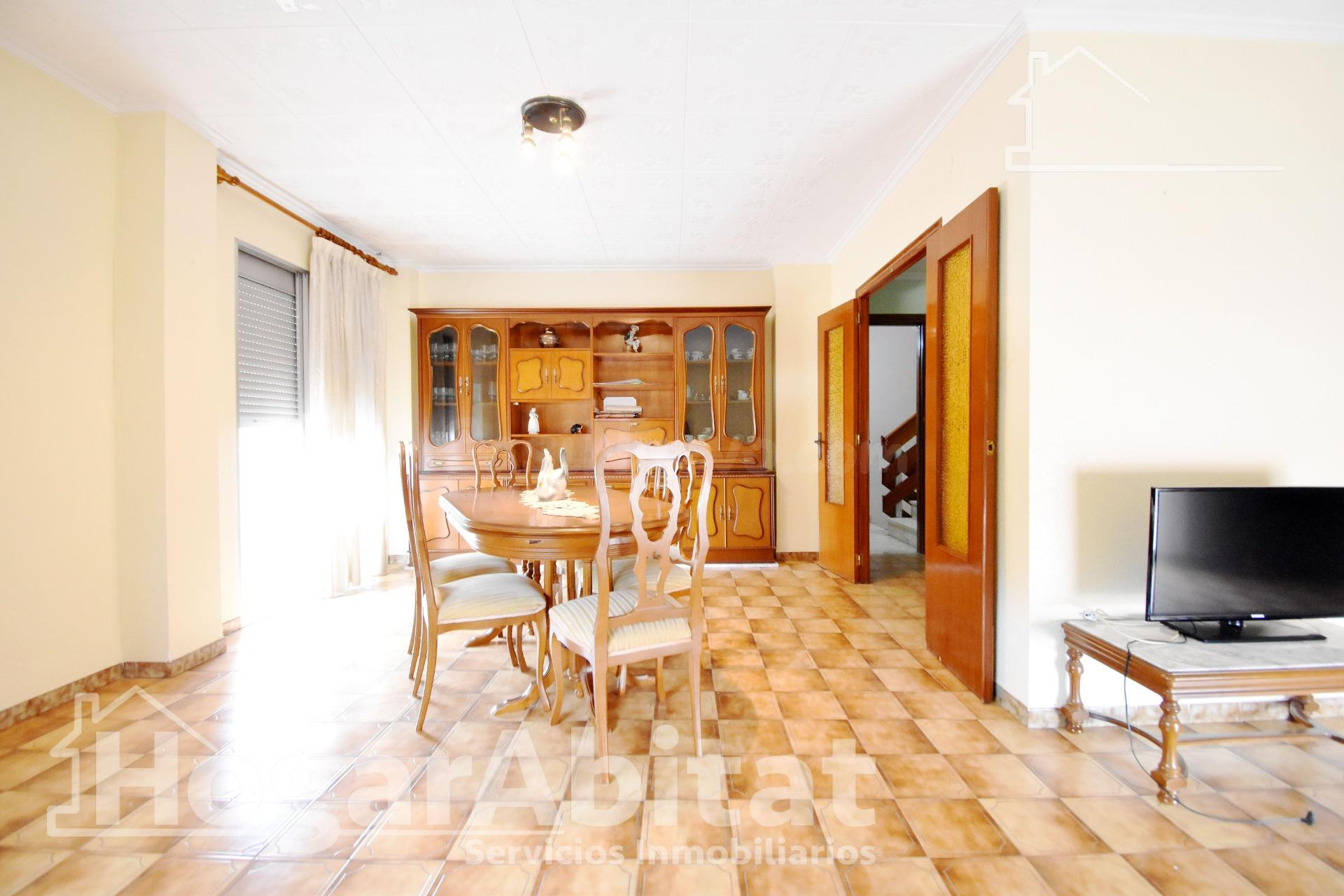 ¡FAVARA CENTRO! GRAN EDIFICIO DE DOS ALTURAS CON LOCAL COMERCIAL, BALCÓN Y TERRAZA