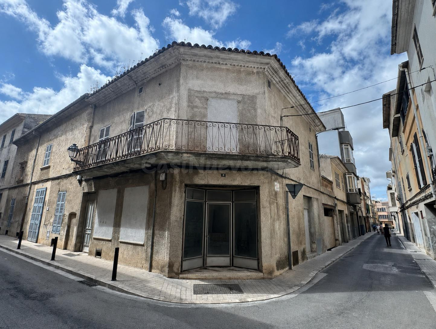Casa de esquina para reformar con proyecto visado y licencia de obras concedida.