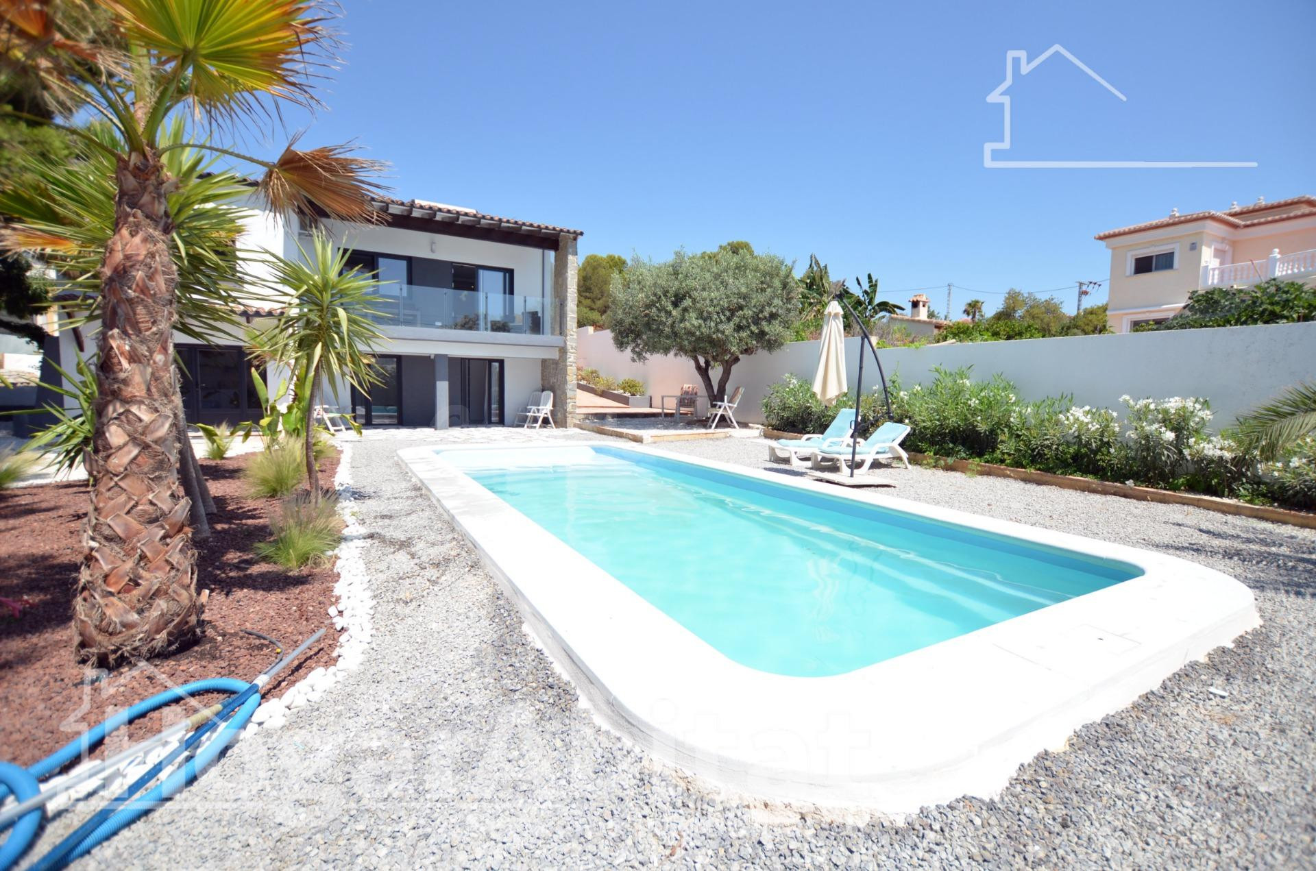PRECIOSO CHALET REFORMADO CON PISCINA, GARAJE Y DOS TERRAZAS