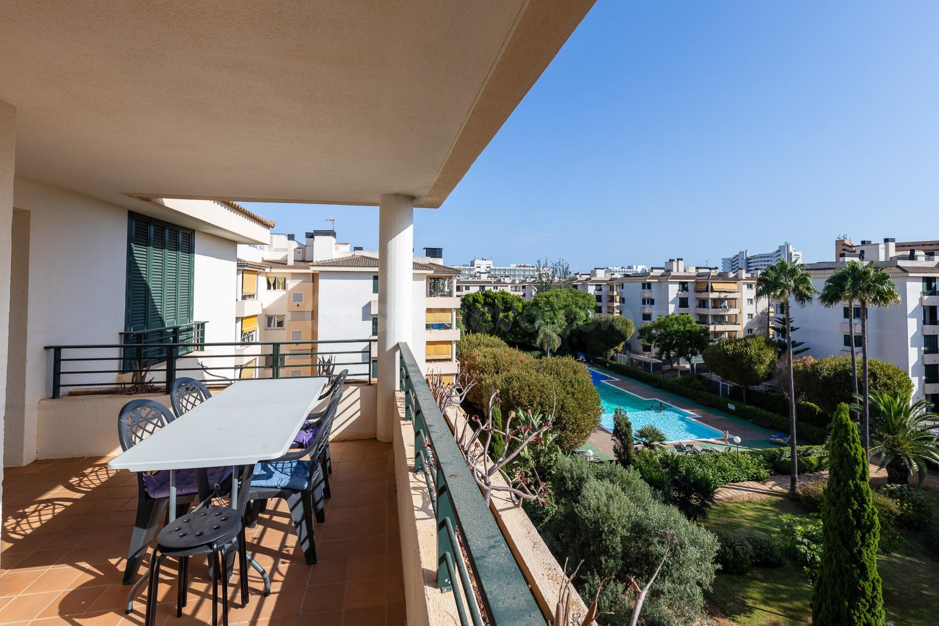 Alquiler temporal a pasos del mar con terraza y piscina en Las Maravillas