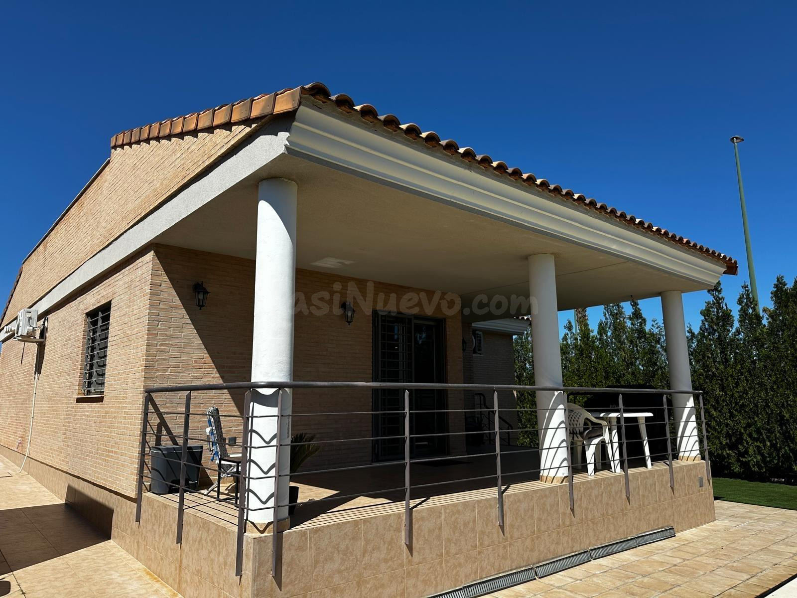 Exclusivo Chalet en Lliria con Piscina y Amplias Terrazas