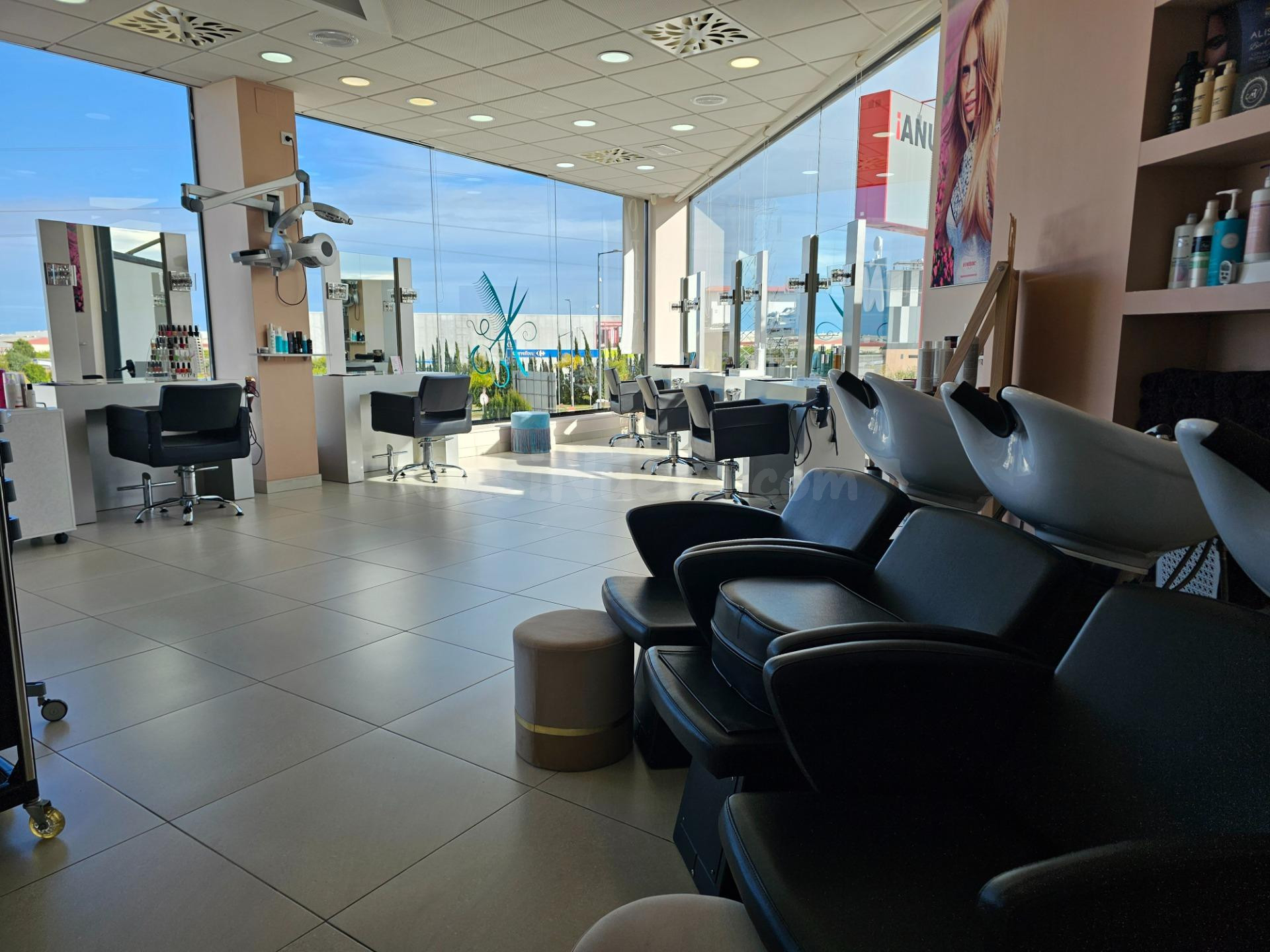 Negocio en pleno funcionamiento: Peluquería y Centro de Belleza en Ondara