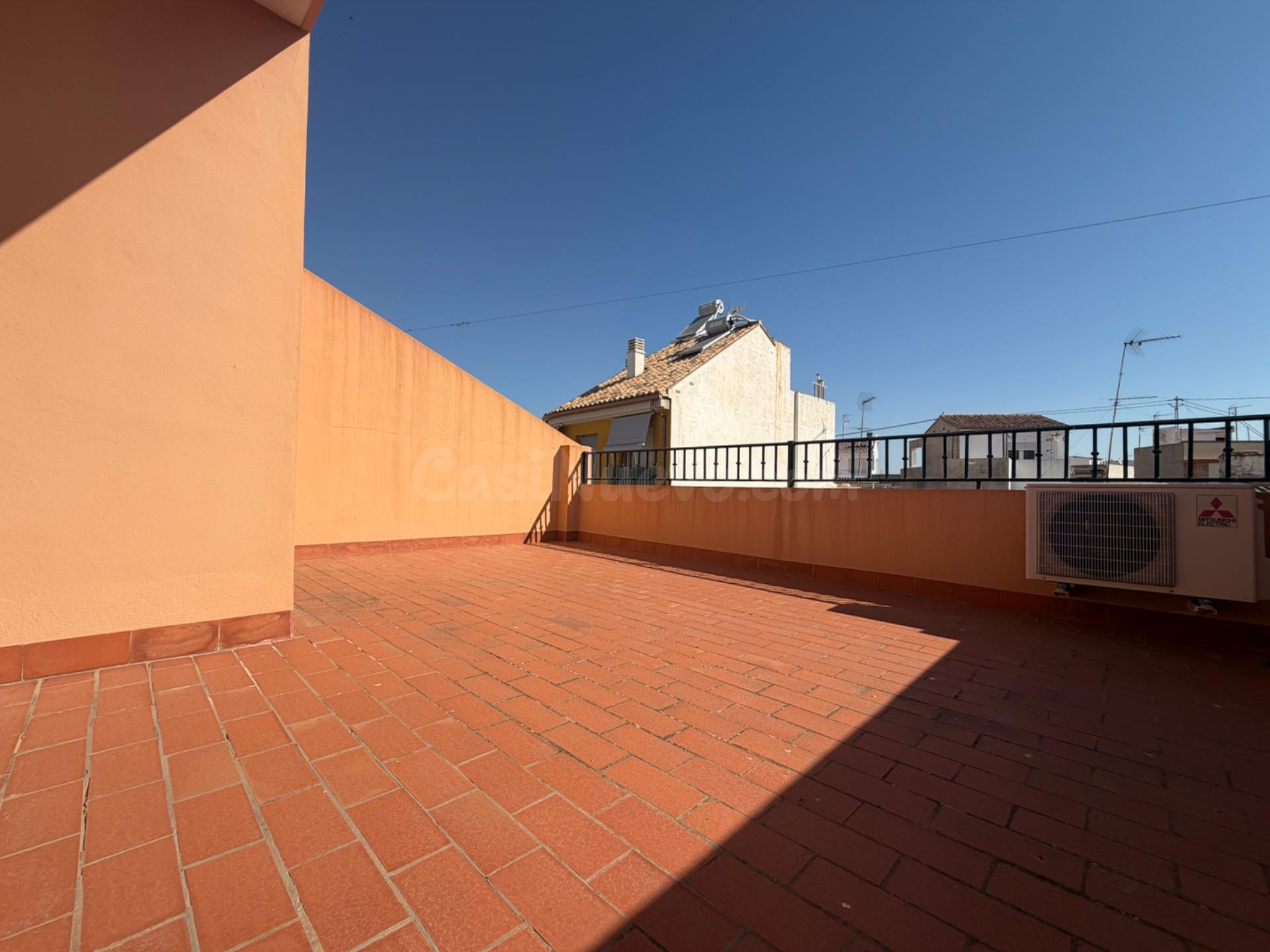 GRAN CASA DE PUEBLO, CON UN GRAN GARAJE