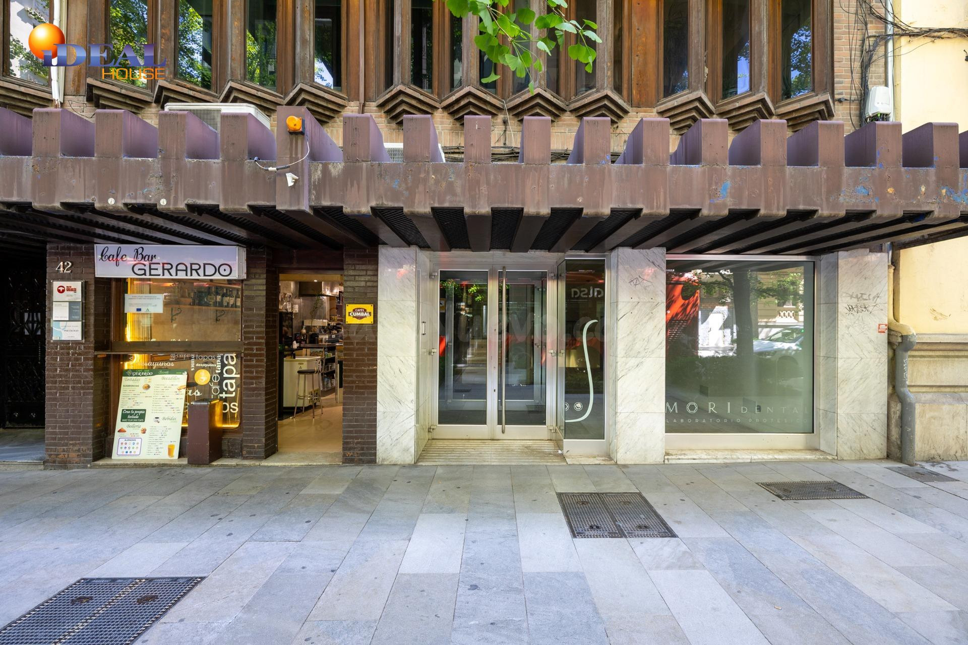 Local comercial con casi 1000 m2 en plena Gran via de Granada. Oportunidad única y exclusiva