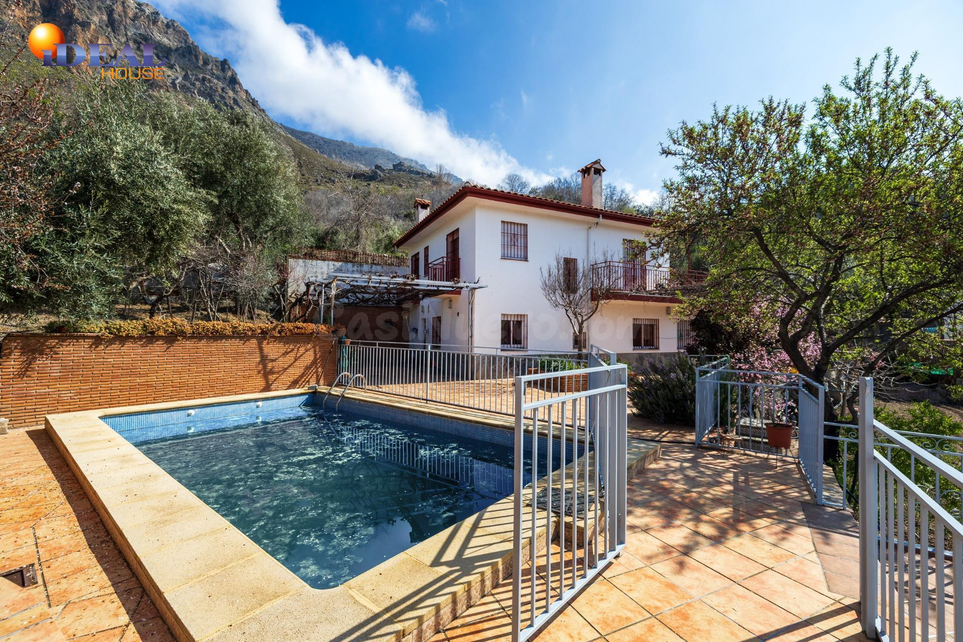 FINCA  URBANA ÚNICA CON DOS VIVIENDAS EN GÜÉJAR SIERRA