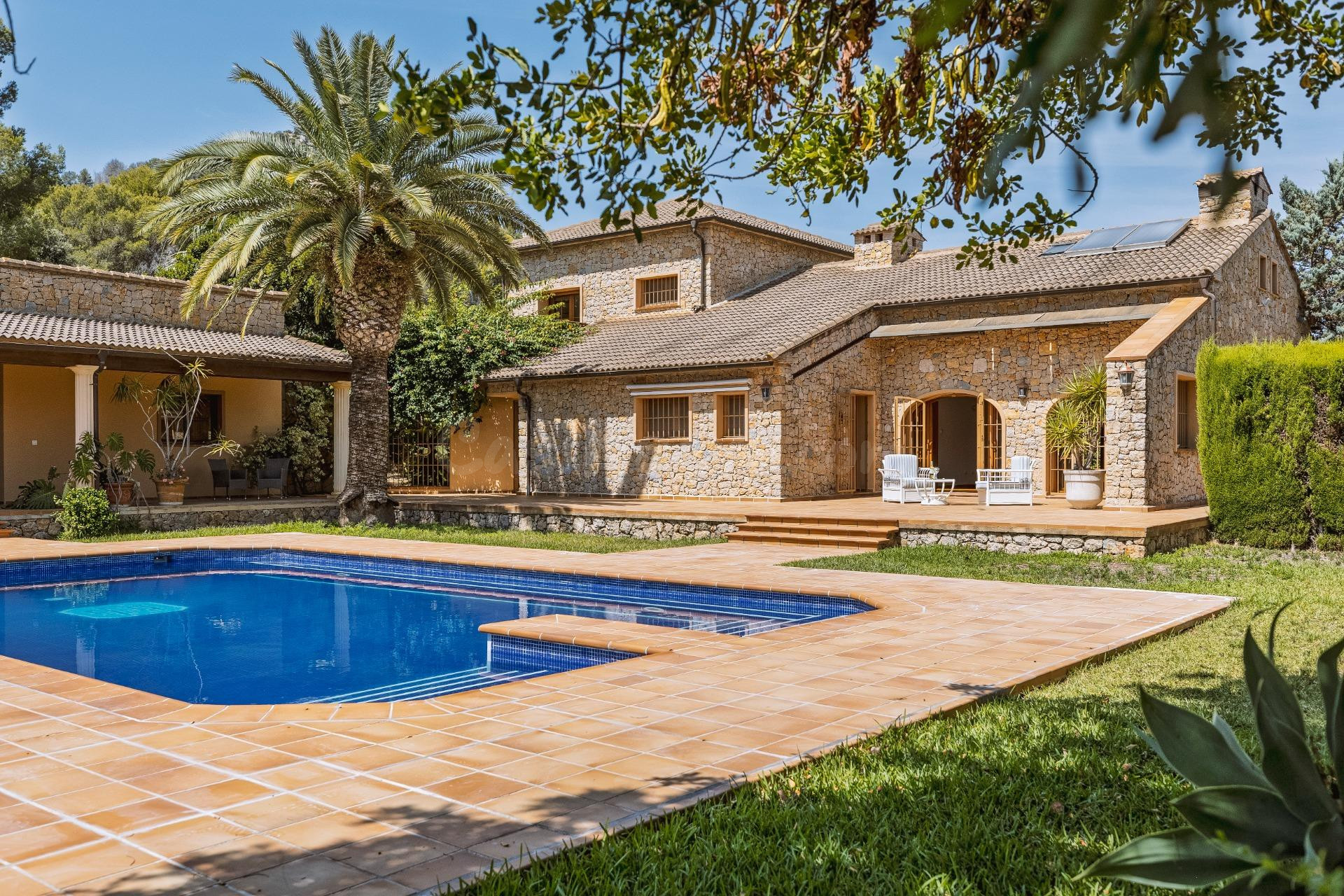 Exclusiva finca señorial con arquitectura mallorquina tradicional en La Sella (Entre Dénia y Jávea)