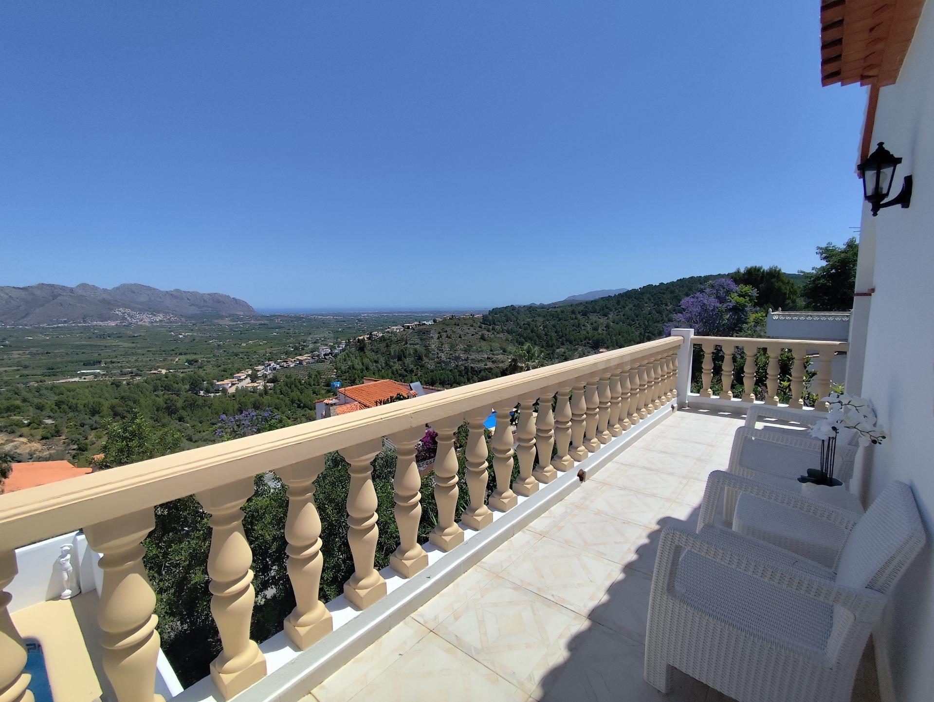 Chalet con apartamento independiente y espectaculares vistas al mar y a la montaña en Orba