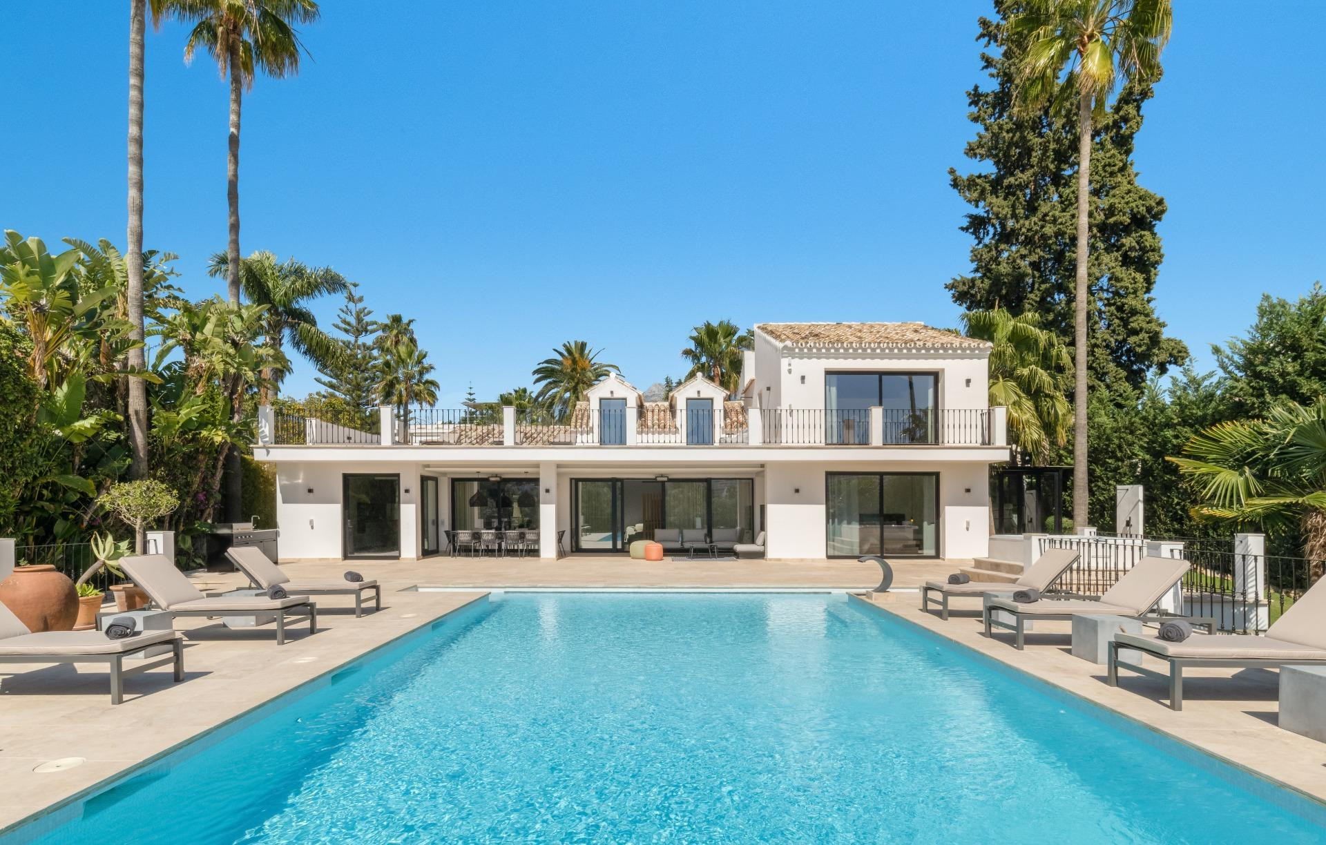 Villa renovada de 5 dormitorios y 5 baños en Valle del Golf, Nueva Andalucía