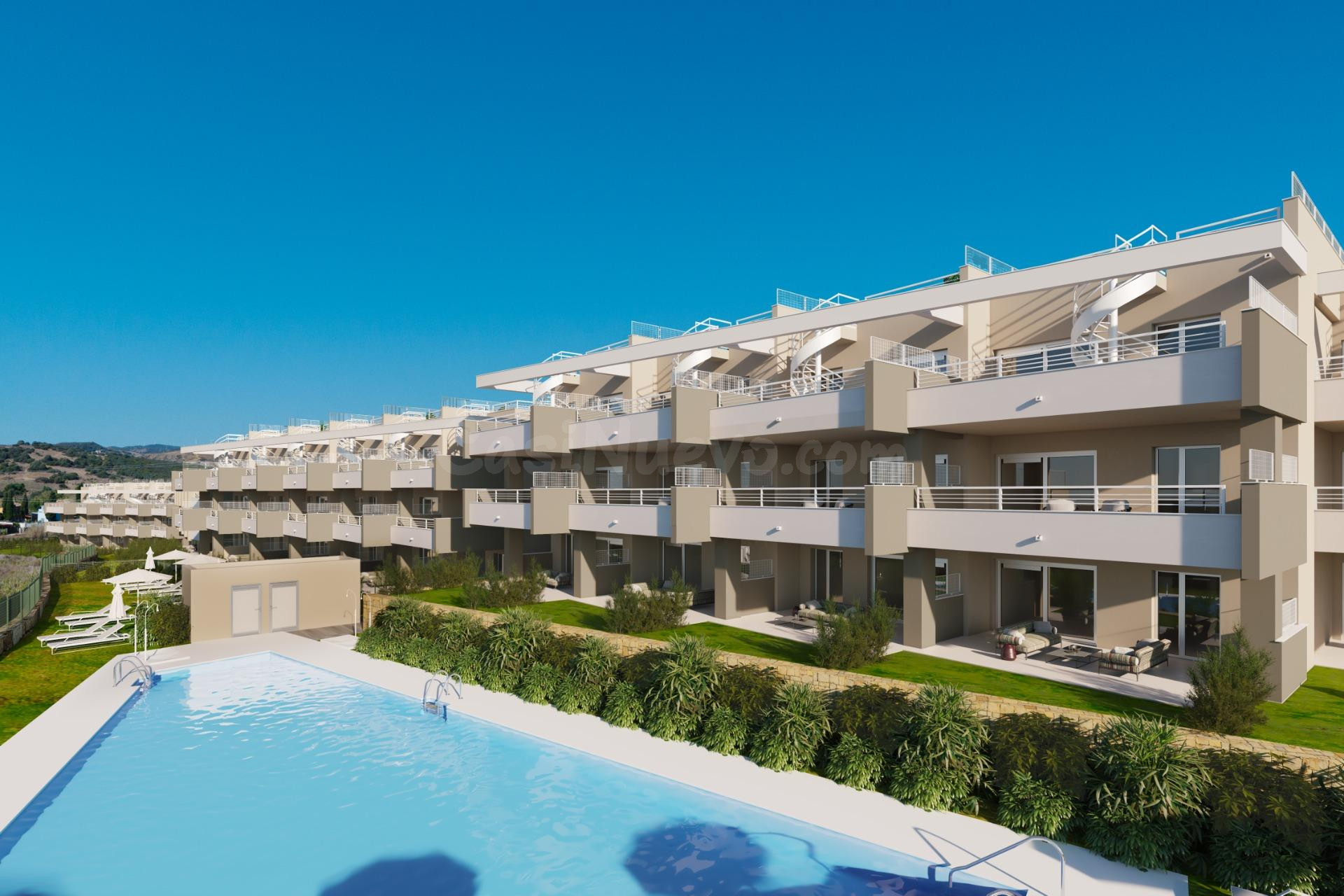 Ático de 2 dormitorios y 2 baños con terraza, solarium y vistas al Golf. Estepona Golf