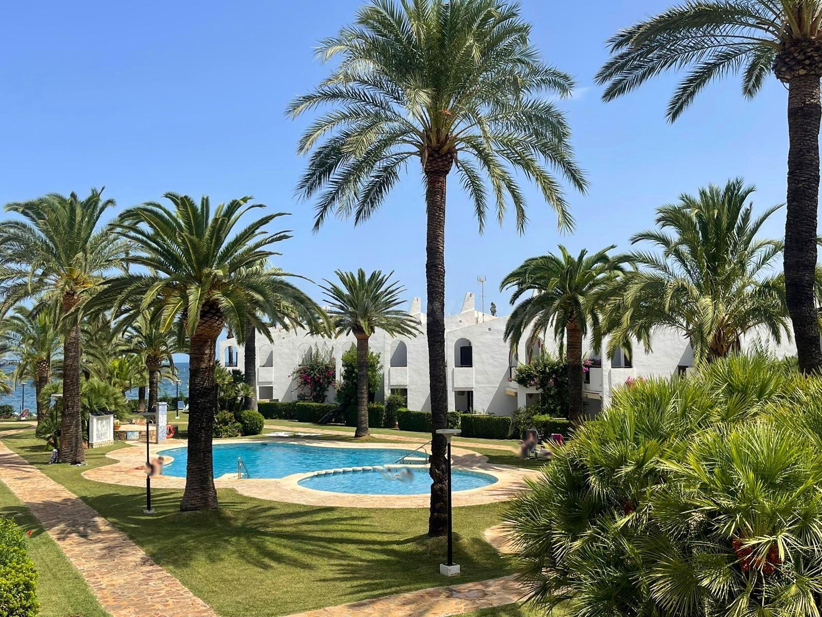 Elegante chalet adosado reformado a pocos minutos de la playa en Las Marinas, Dénia