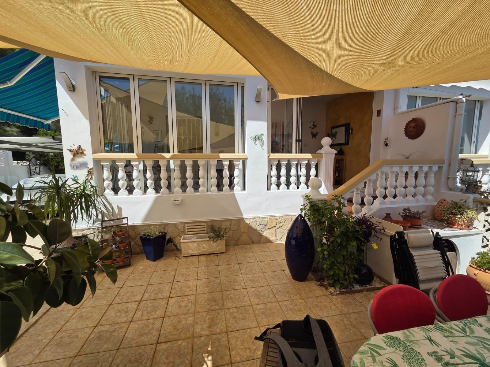 Chalet pareado de dos plantas y dos viviendas independientes en el Rafol d’almúnia (Alicante)